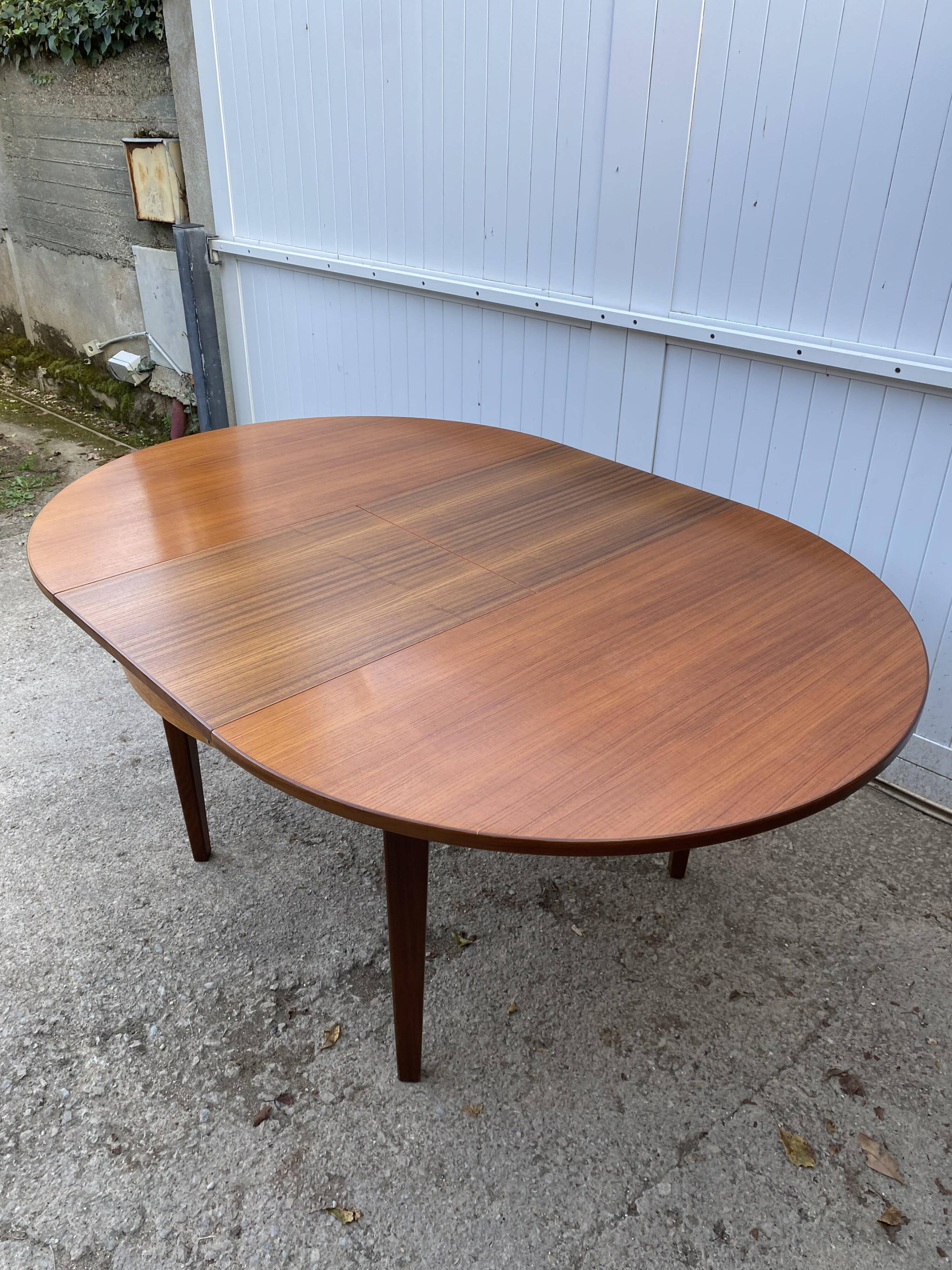Scandinavian extendable round table in teak dia 116cm an60