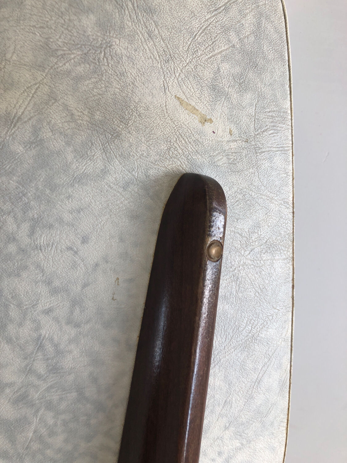 Chaise bois et skaï blanc vintage