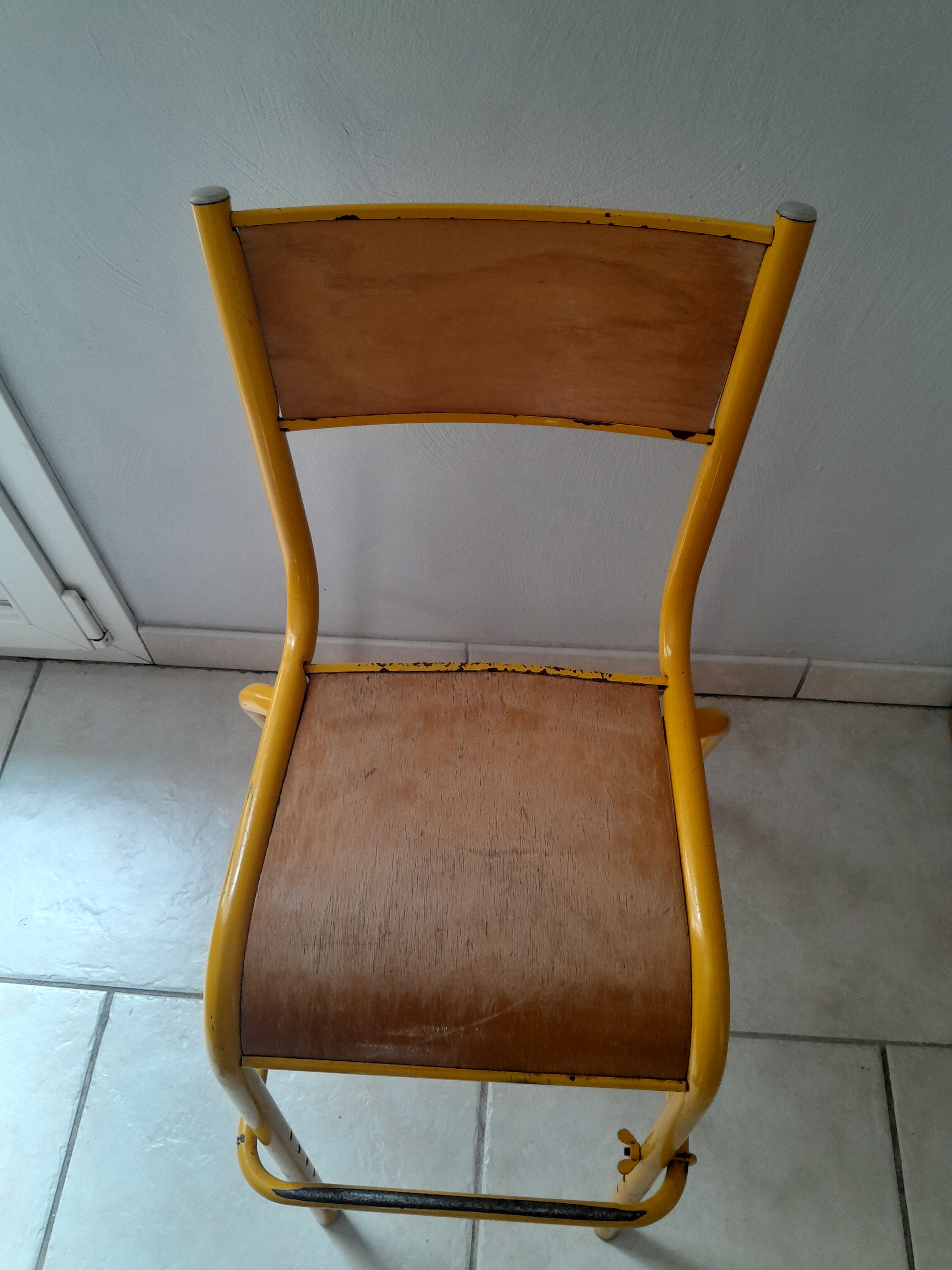 Chaise haute d'école vintage