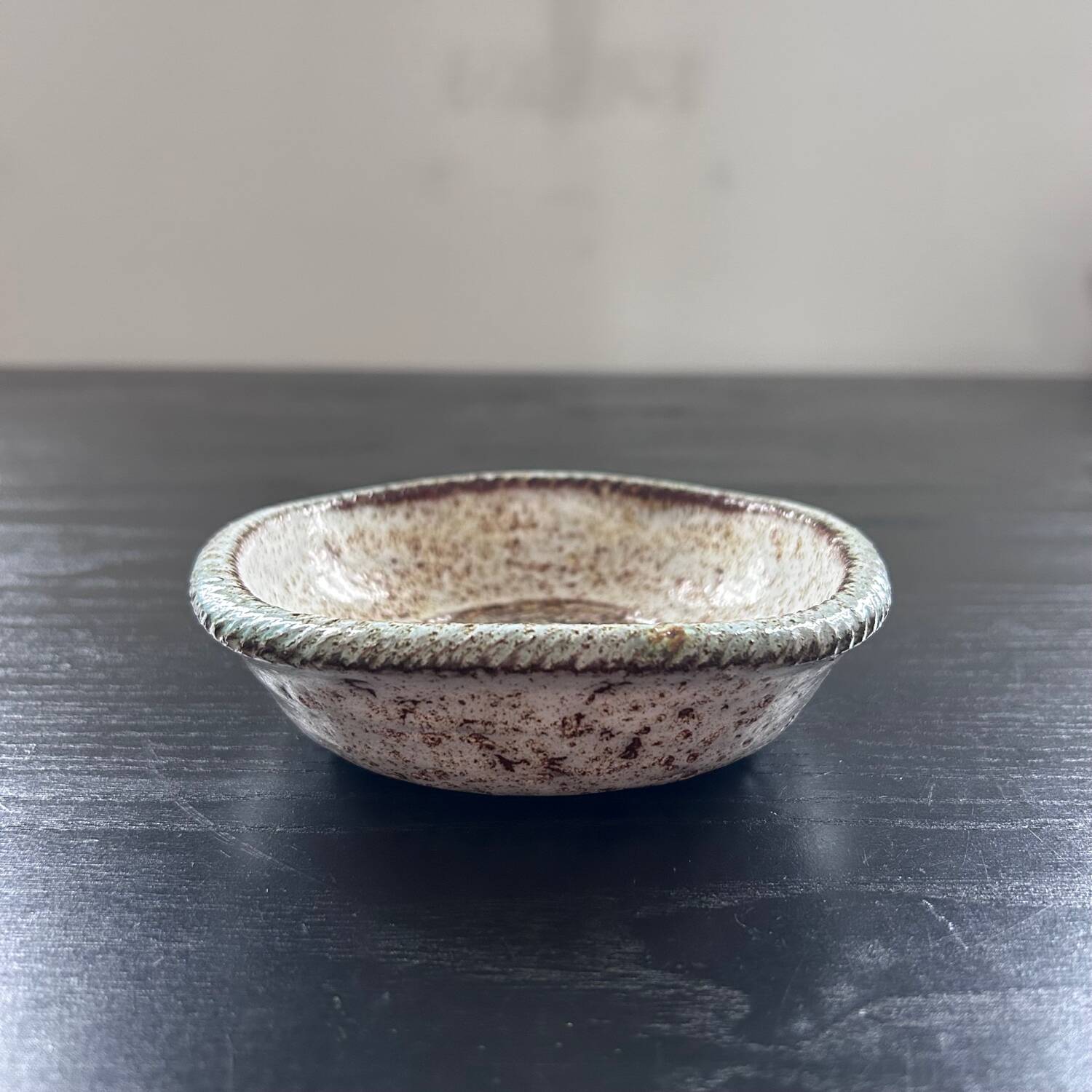 Stoneware flower emptier