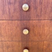 Vintage high chest of drawers in oak with 5 drawers, circa 1950s.