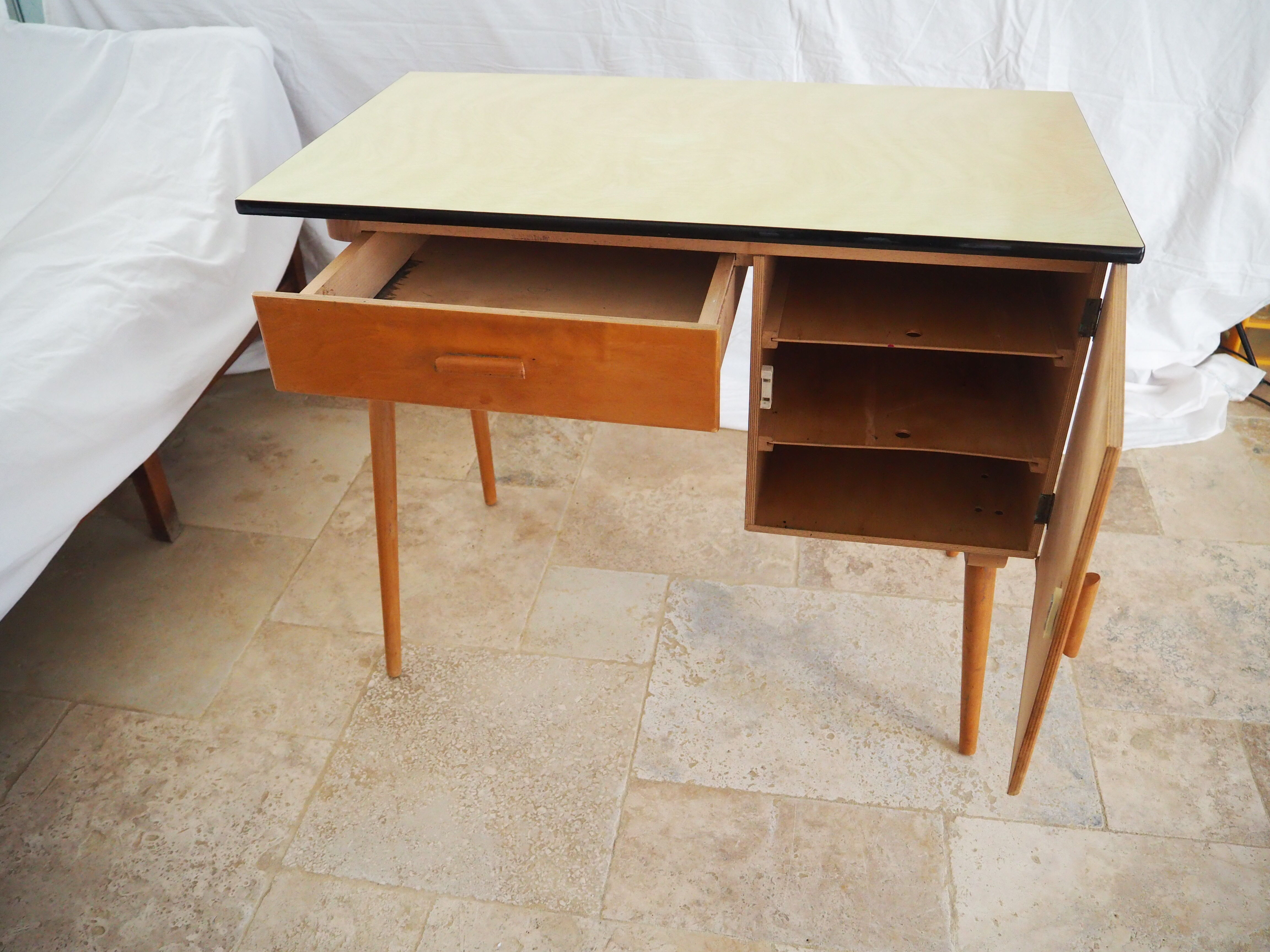 Bureau en bois plateau formica des années 60