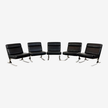 Ensemble de cinq chauffeuses vintage en cuir noir et chrome