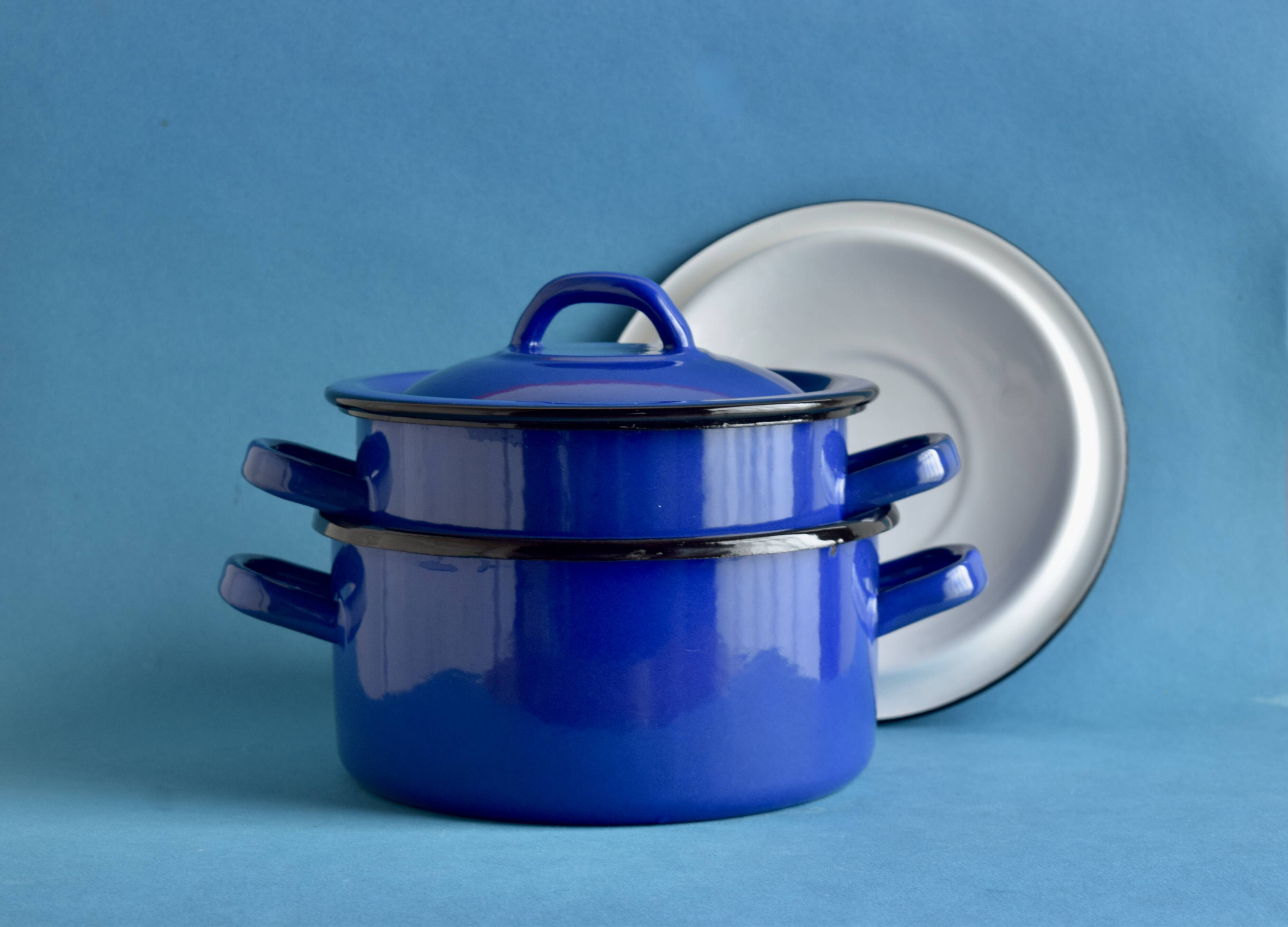 Paire de petites casseroles vintage en tôle émaillée bleues