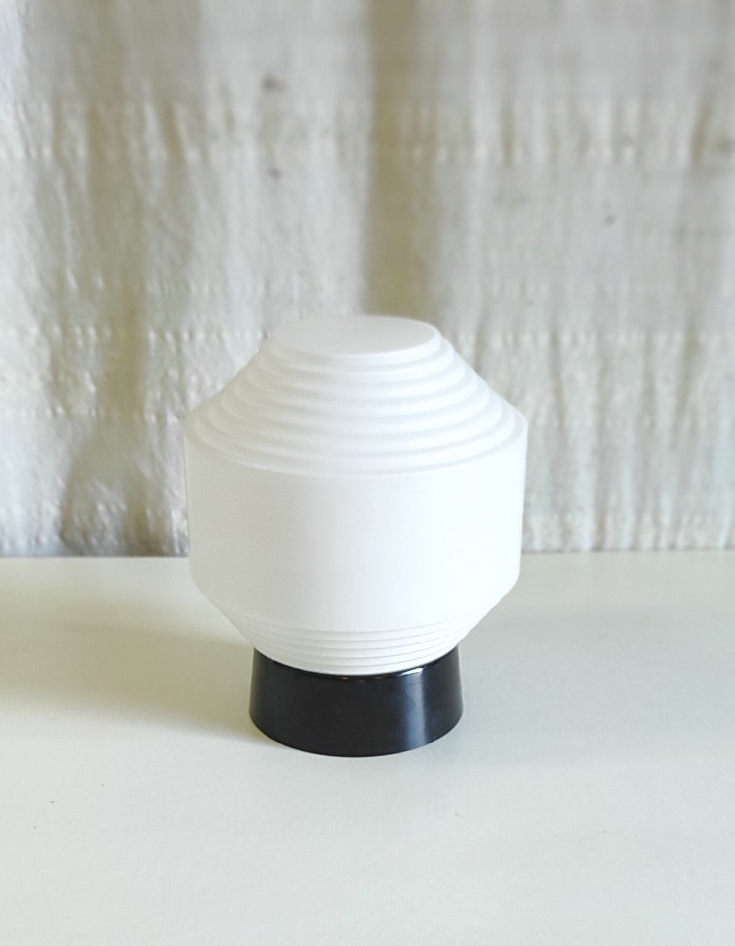 Plafonnier ou lampe à poser globe opaline par Philips - mid. XXeme