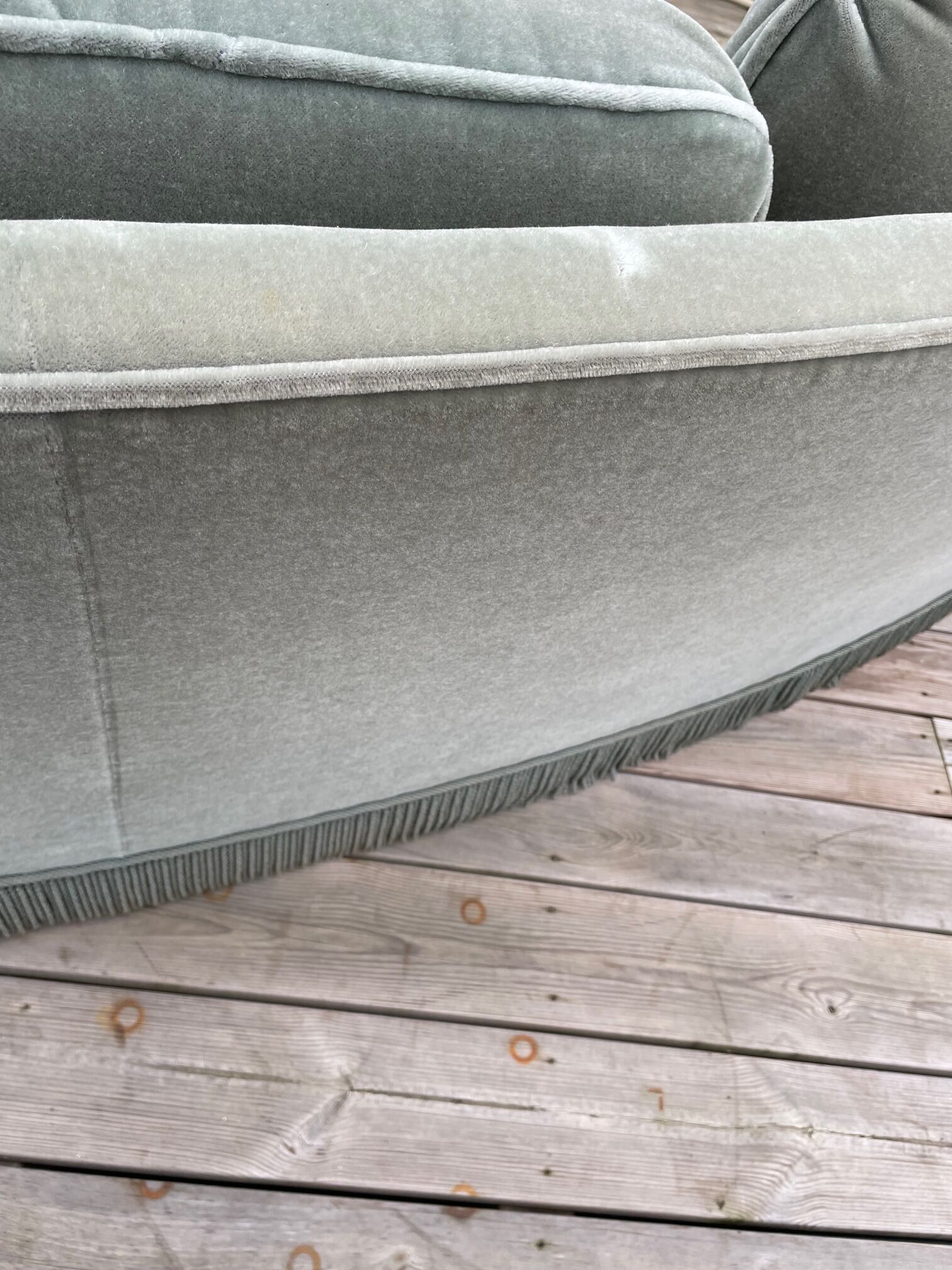 Rounded sofa with fringes
