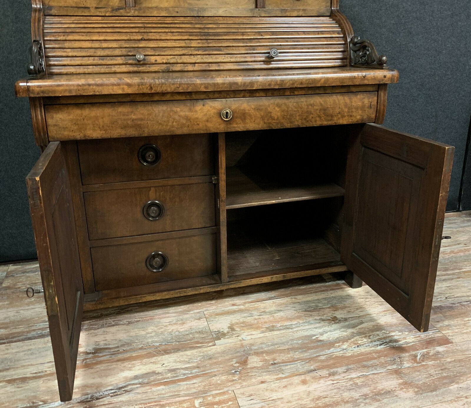 Scriban époque Biedermeier en noyer clair vers 1820