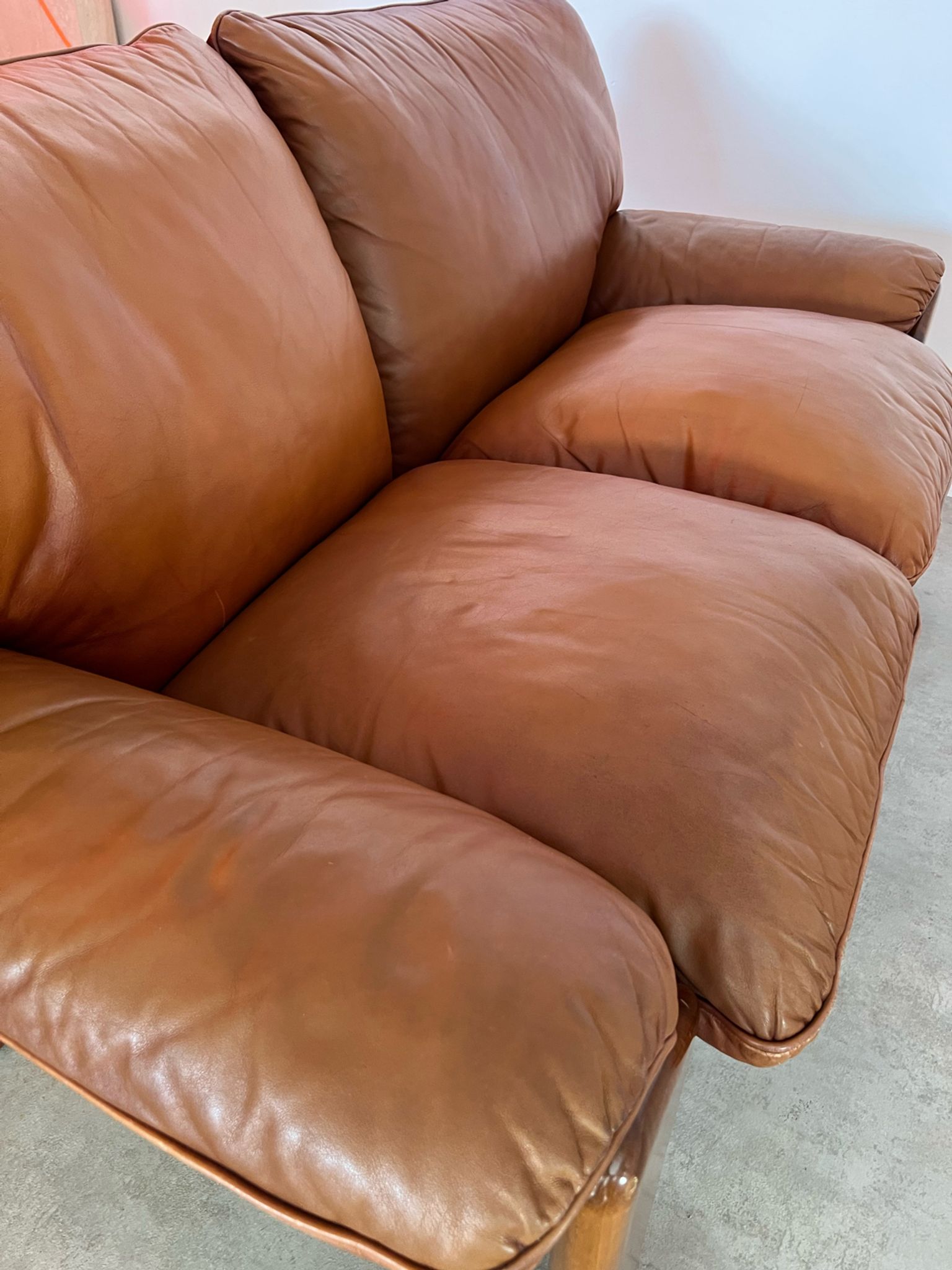 Old 2-seater leather and walnut sofa design 70s Mobil Girgi Mario Marenco vintage Italy