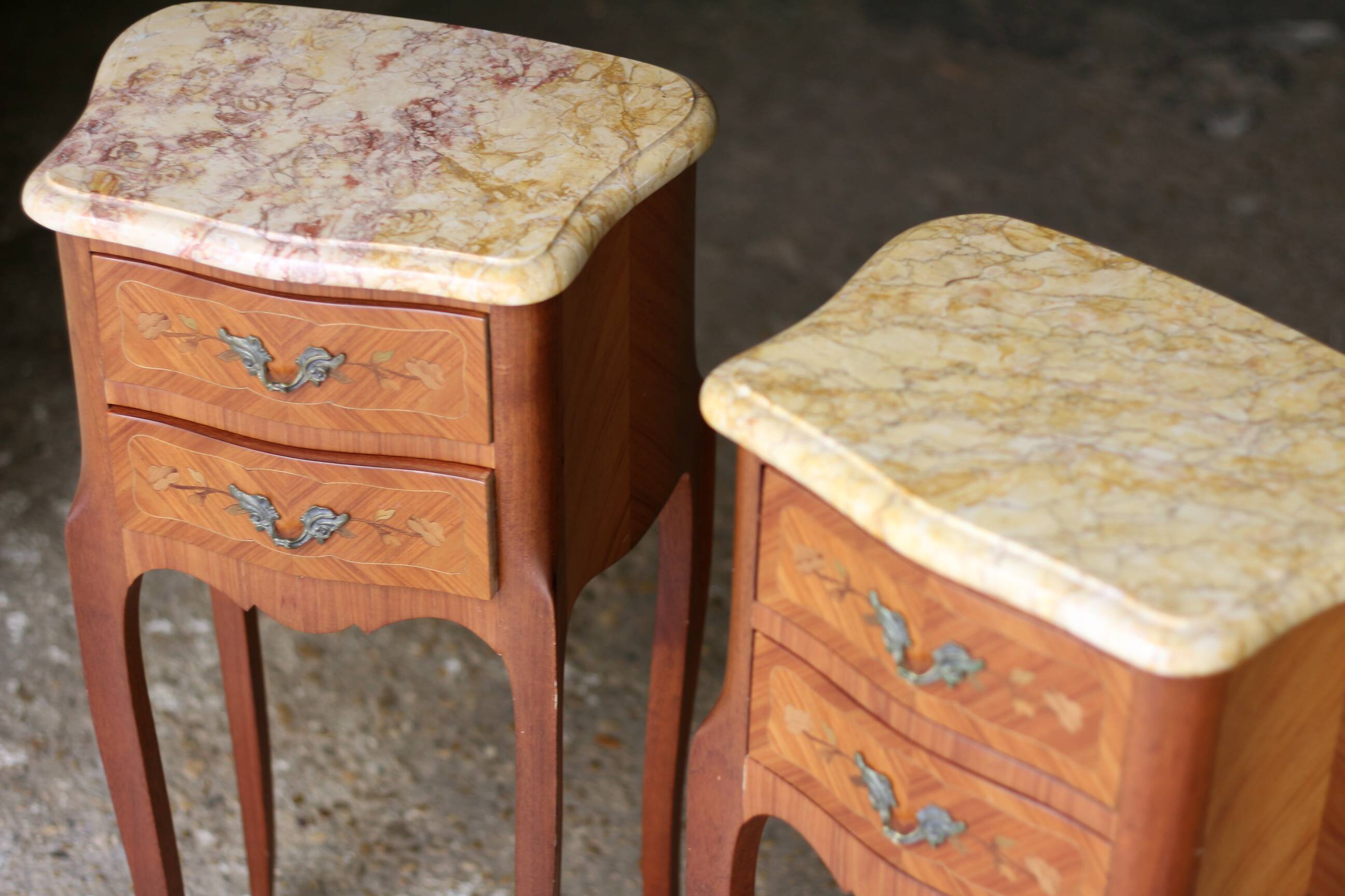 Paire de chevêts de style en placage de bois de rose.
