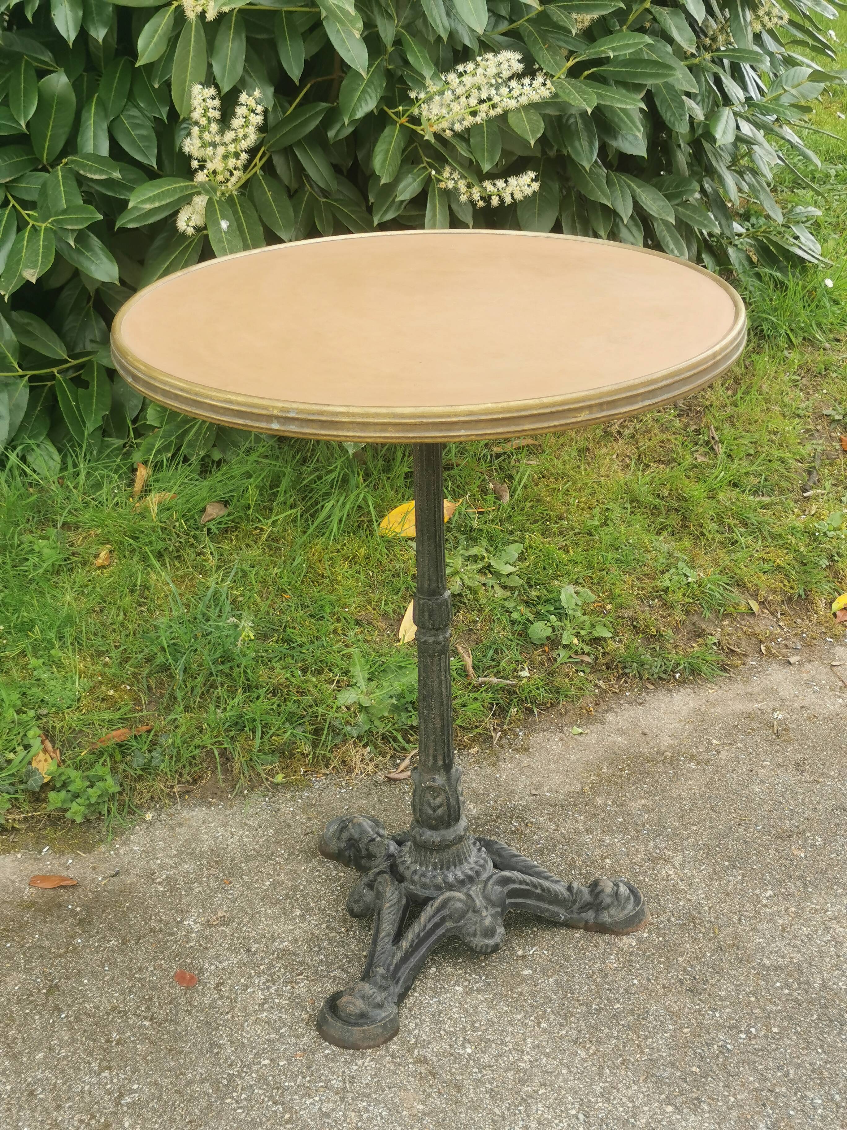 Table vintage de bistrot parisien