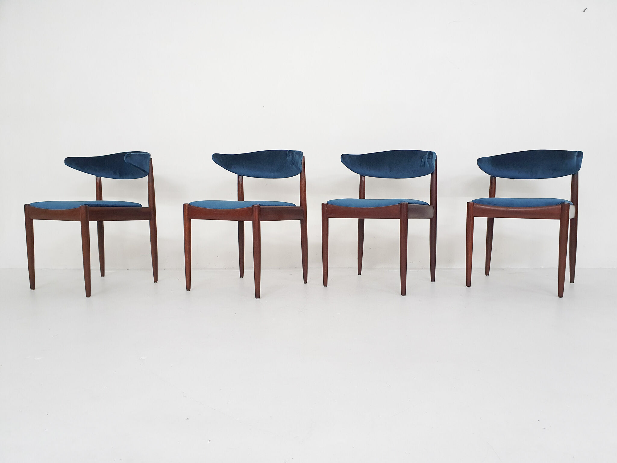 Ensemble de quatre chaises de salle à manger en palissandre et velours par Topform, Pays-Bas des années 1950