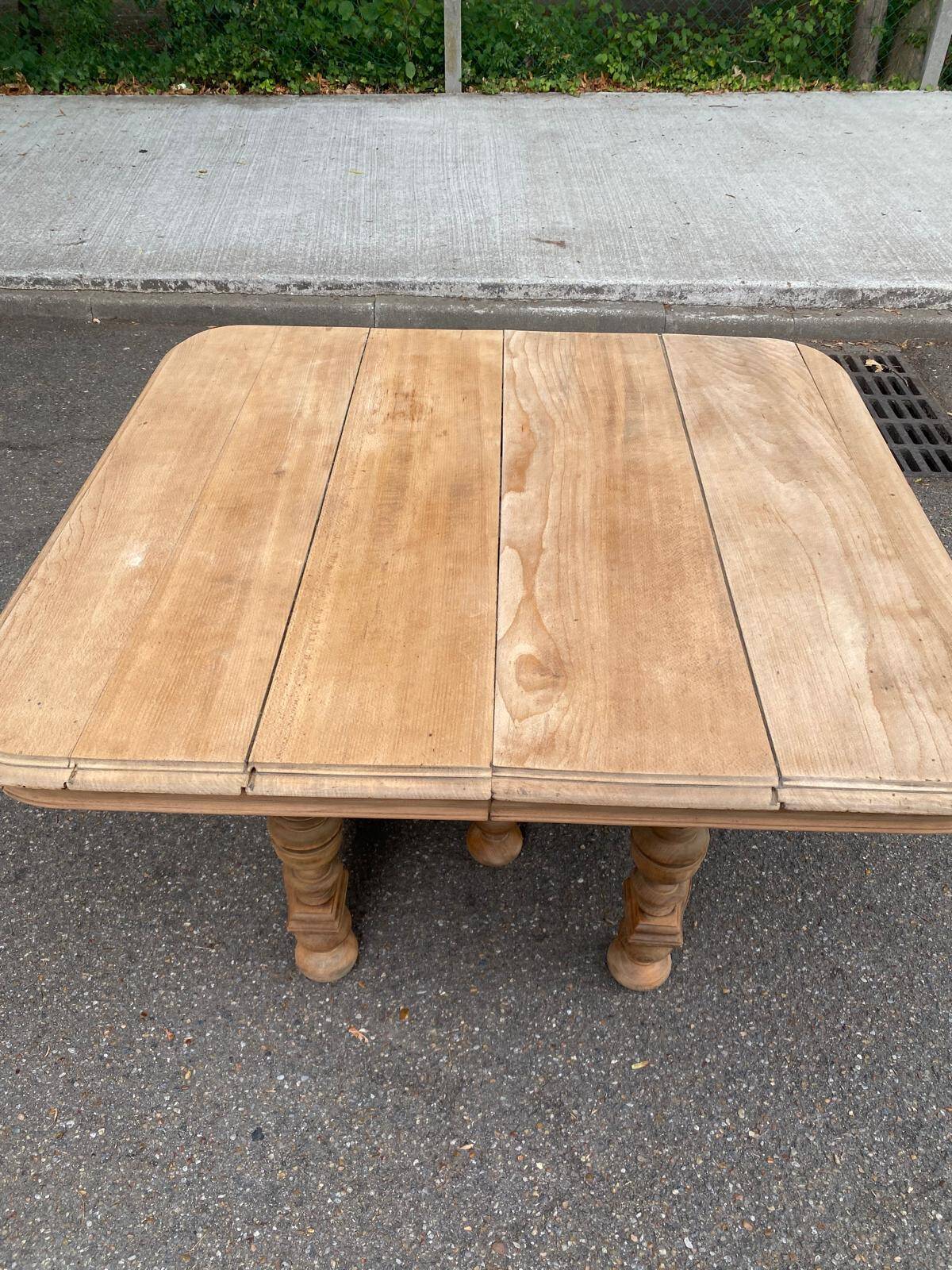 Table à manger Henri II en chêne massif décapée du XIXème