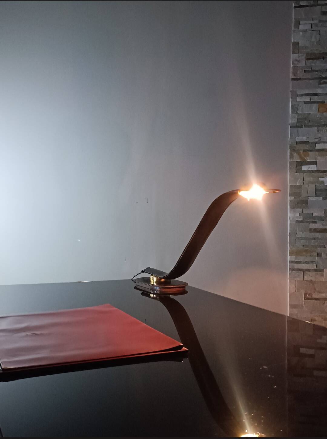 Lampe de Bureau Cobra cuir par Traso Milano 1988