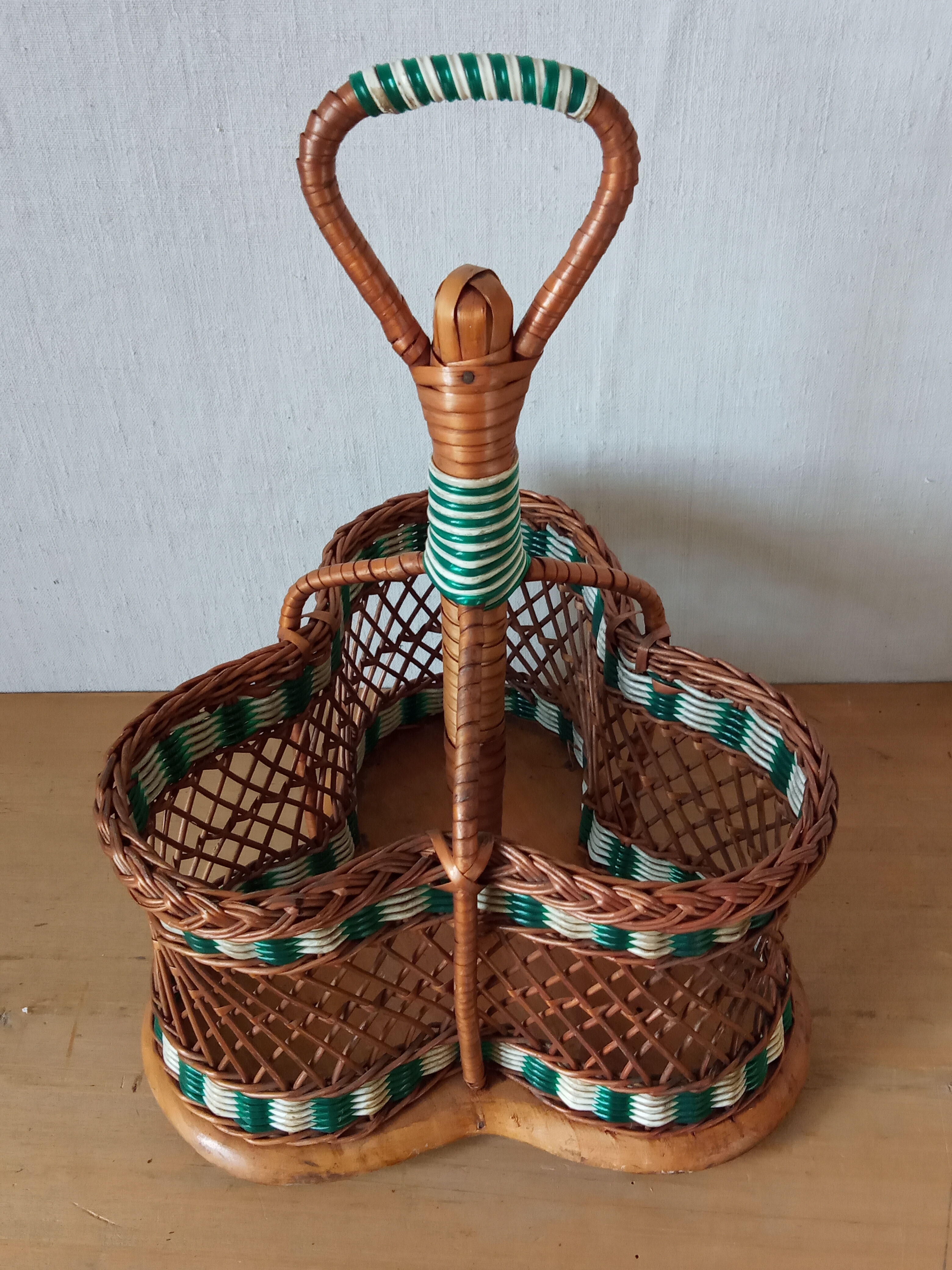 Wicker and scoubidou bottle holder