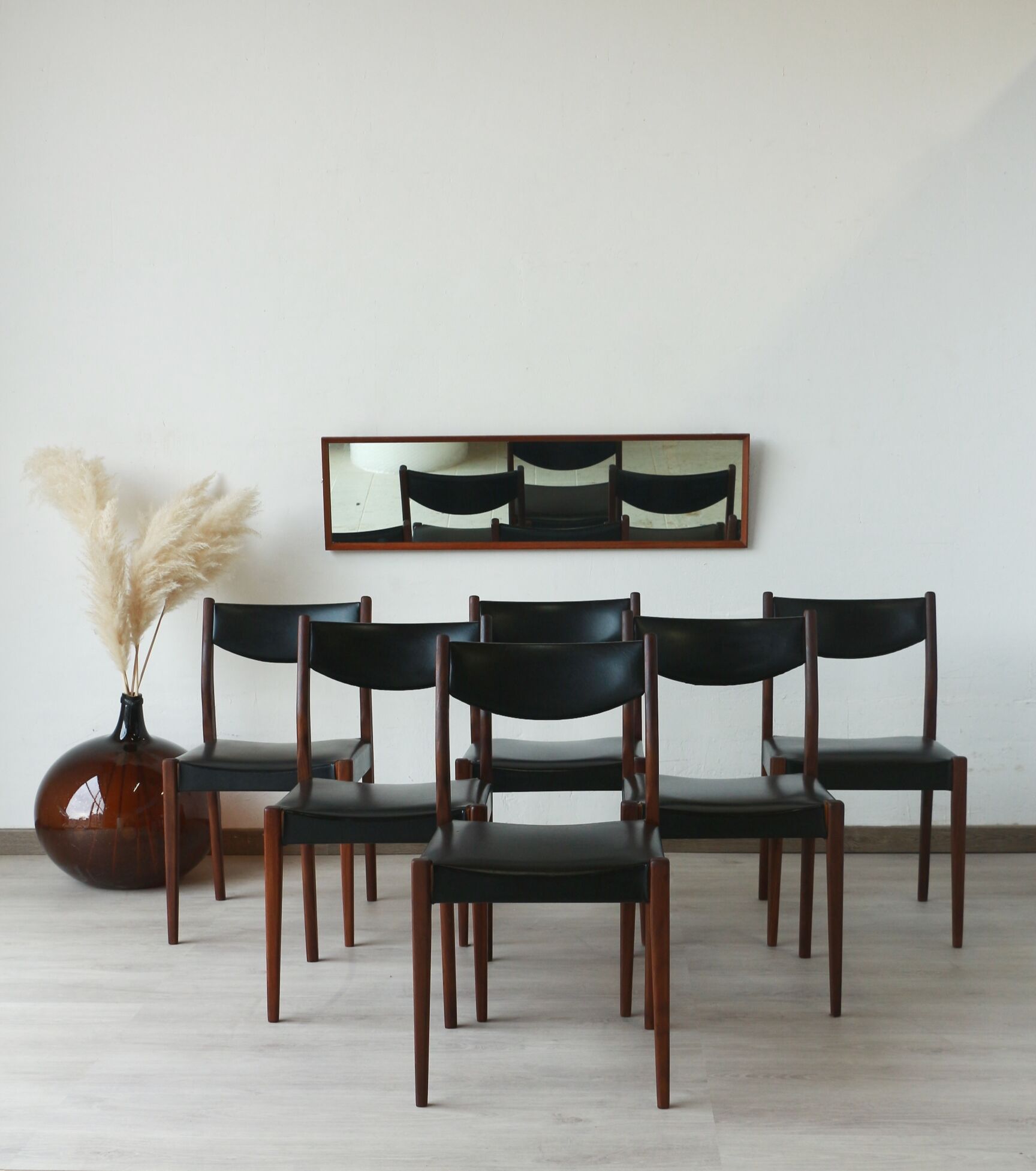 Series of 6 chairs in skai and teak