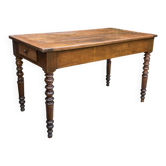 Table ancienne de cuisine avec planche à découper