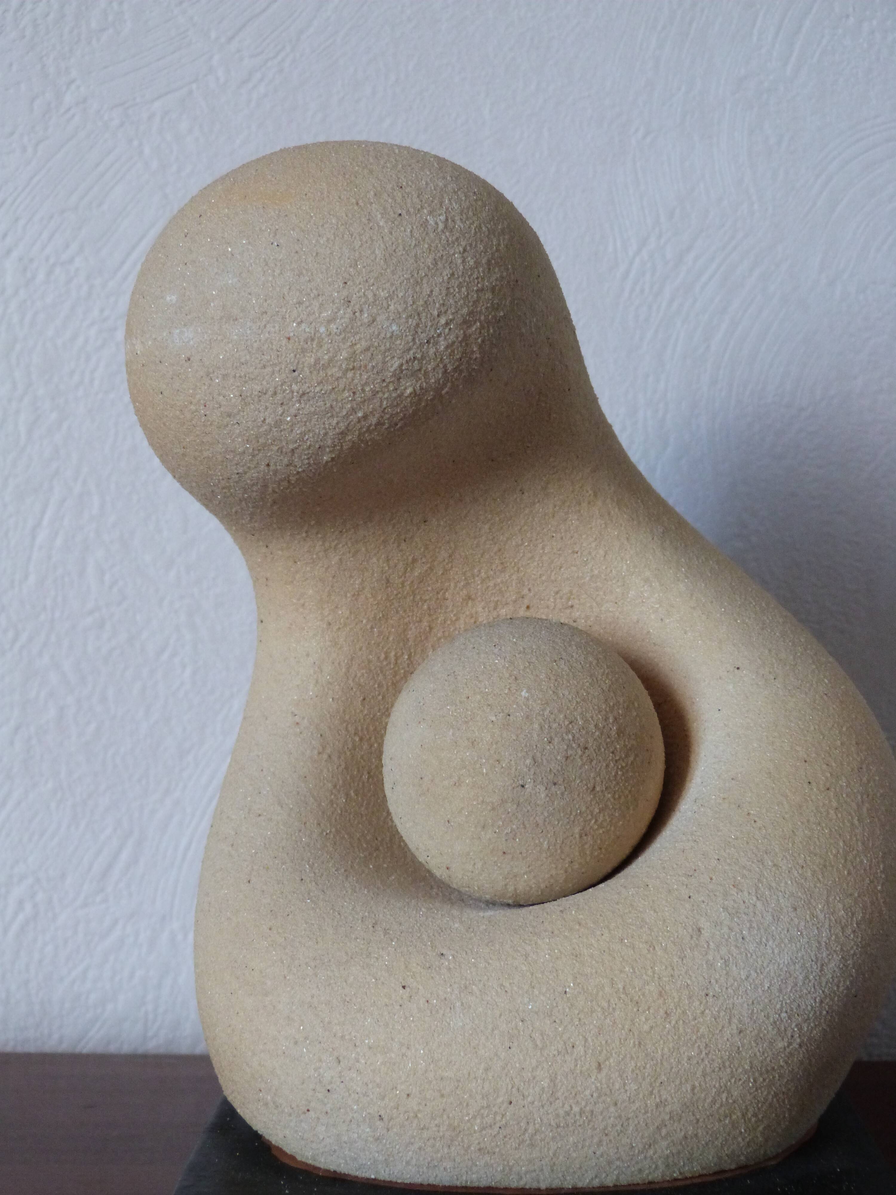 Sculpture moderne représentant la maternité