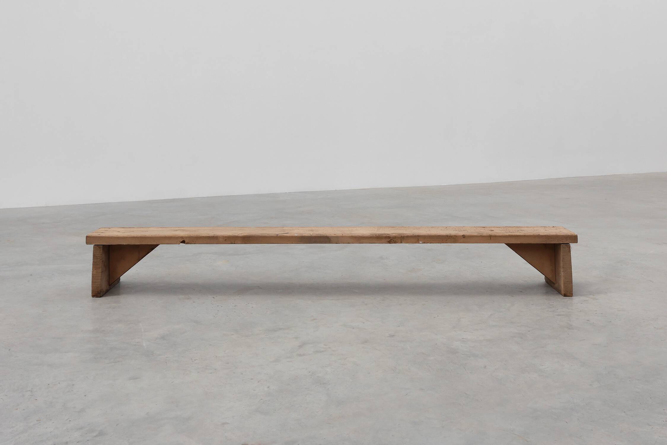 Banc bas rustique français en bois massif de style wabi wabi, vers 1880