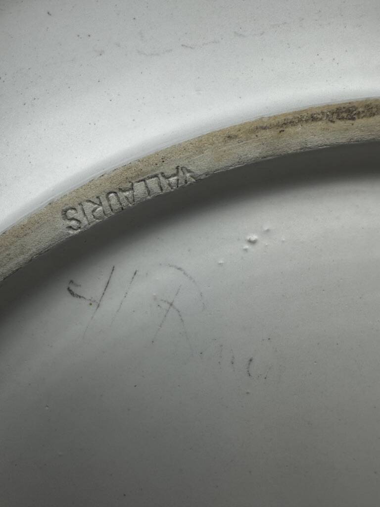 Large decorative dish signed André Baud, diameter 37 cm, enamelled decoration on a deep blue background