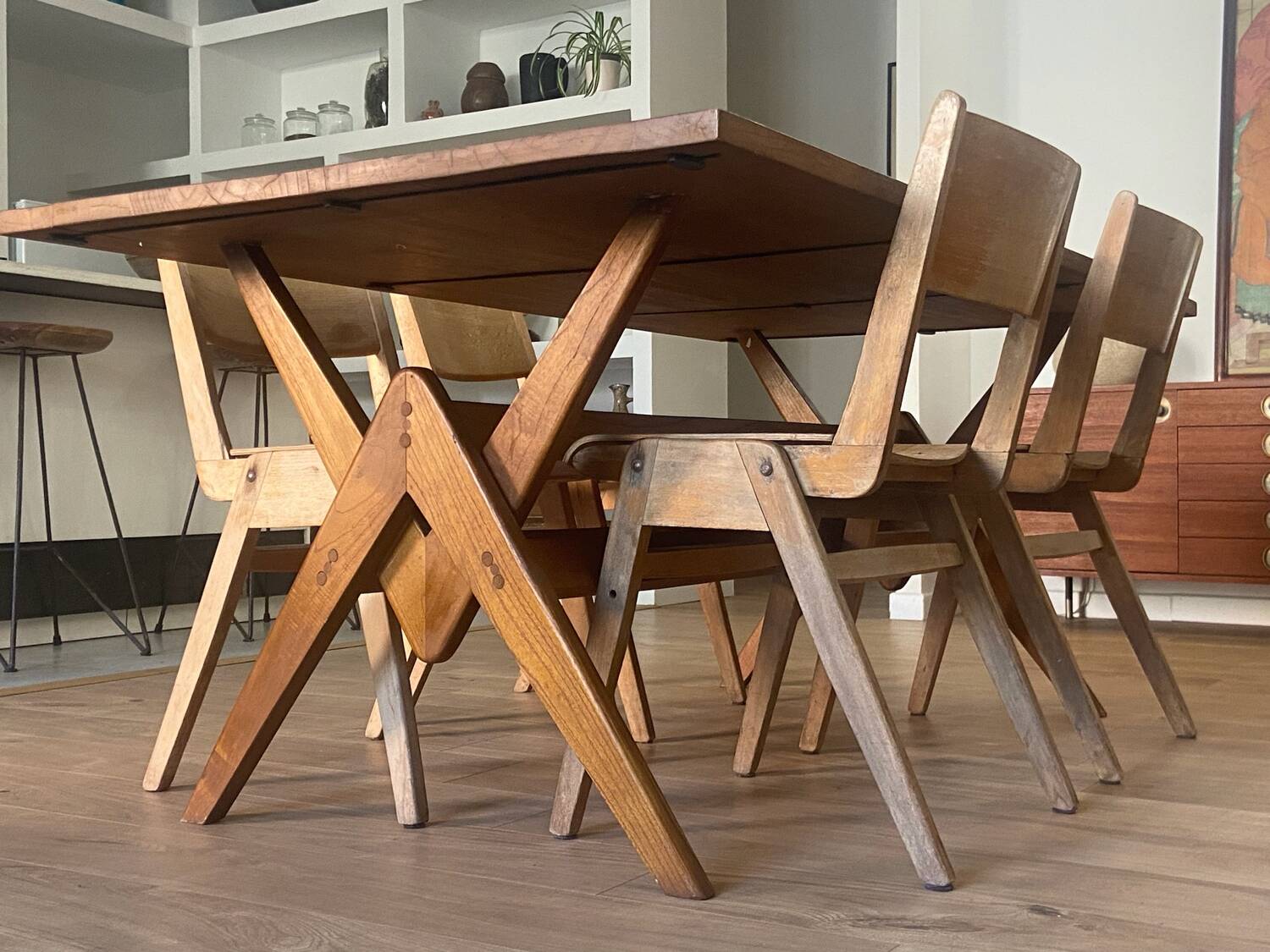 Table à manger pied compas dans le goût de Pierre Jeanneret