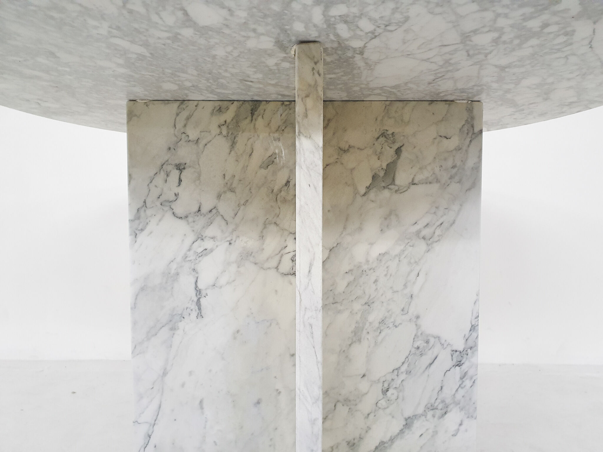 Mid-century round marble dining table, 1970's