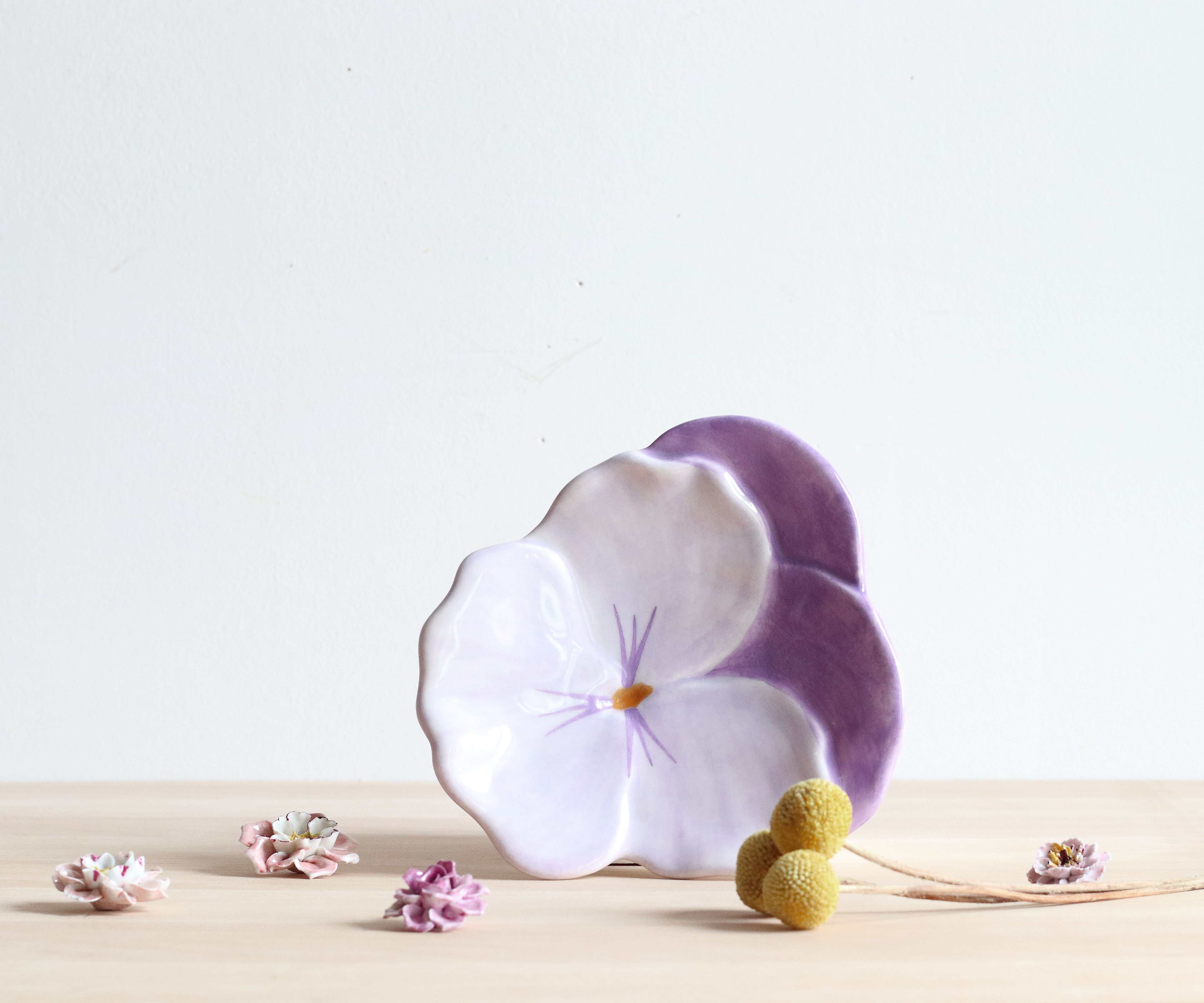 Assiette des années 50 forme fleur par Ernestine Salerno