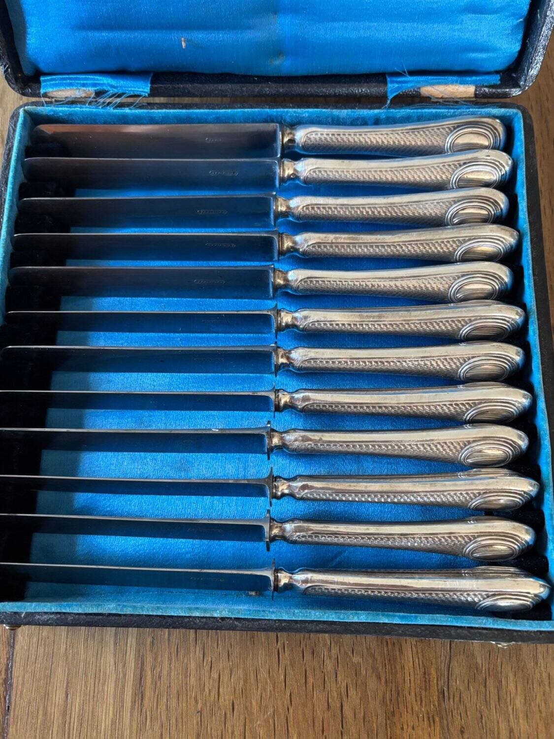 Service 12 couteaux de table argent guilloché Paris XIXe coffret