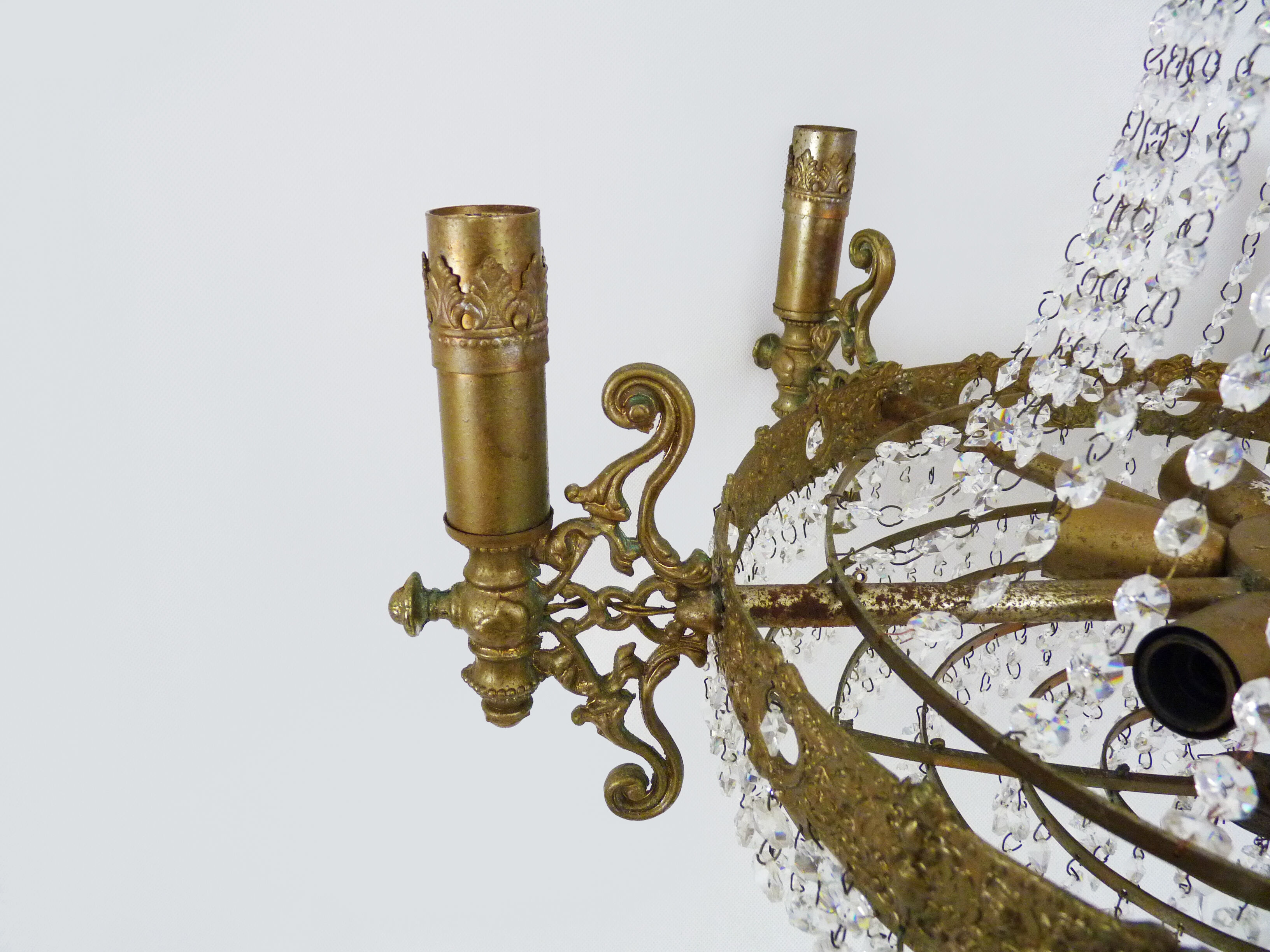Ancien lustre montgolfière italien à bougies, pampilles en verre à 12 feux. Année 60 70
