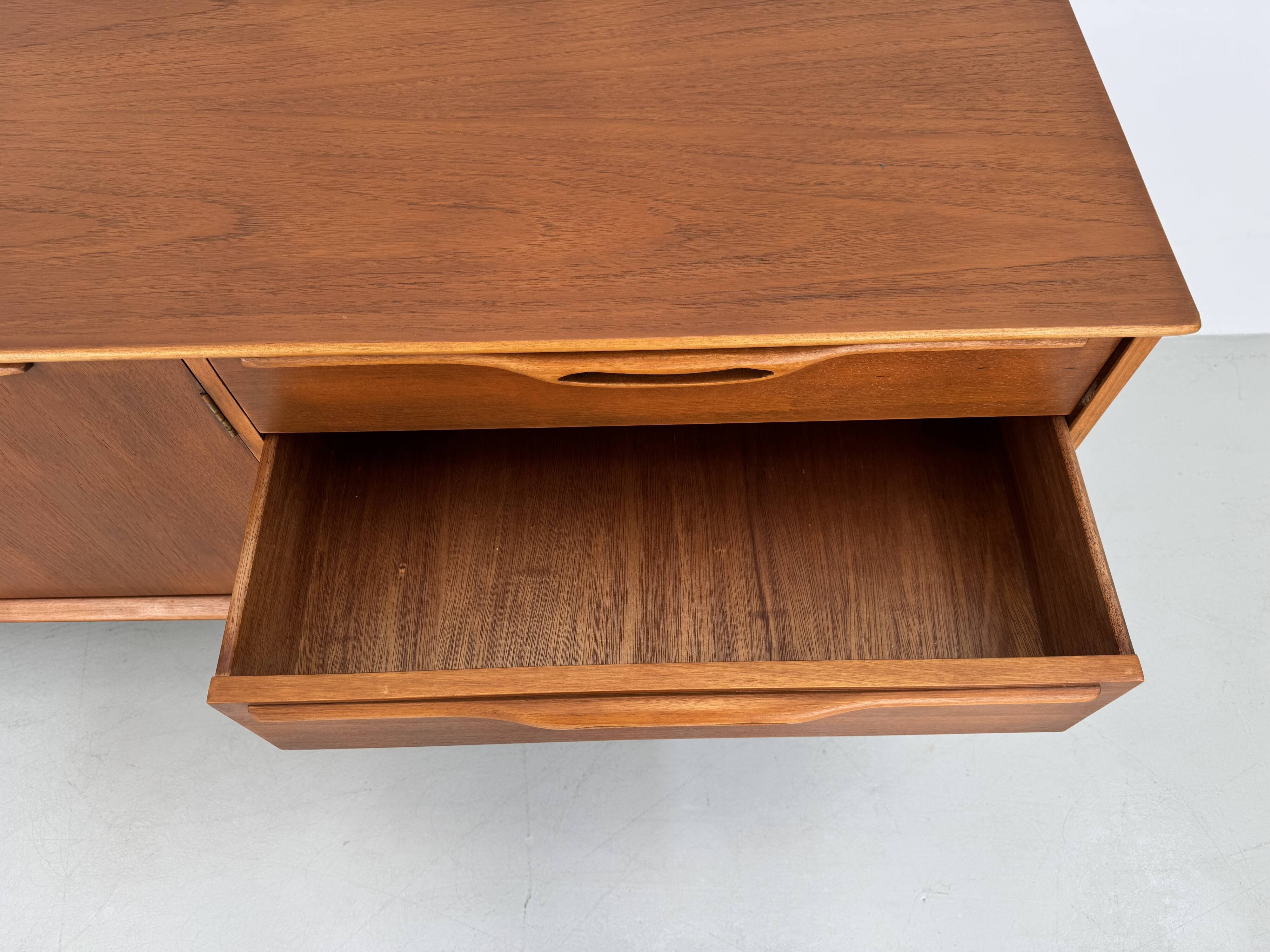 Buffet en teck vintage par Jentique des années 1960.
