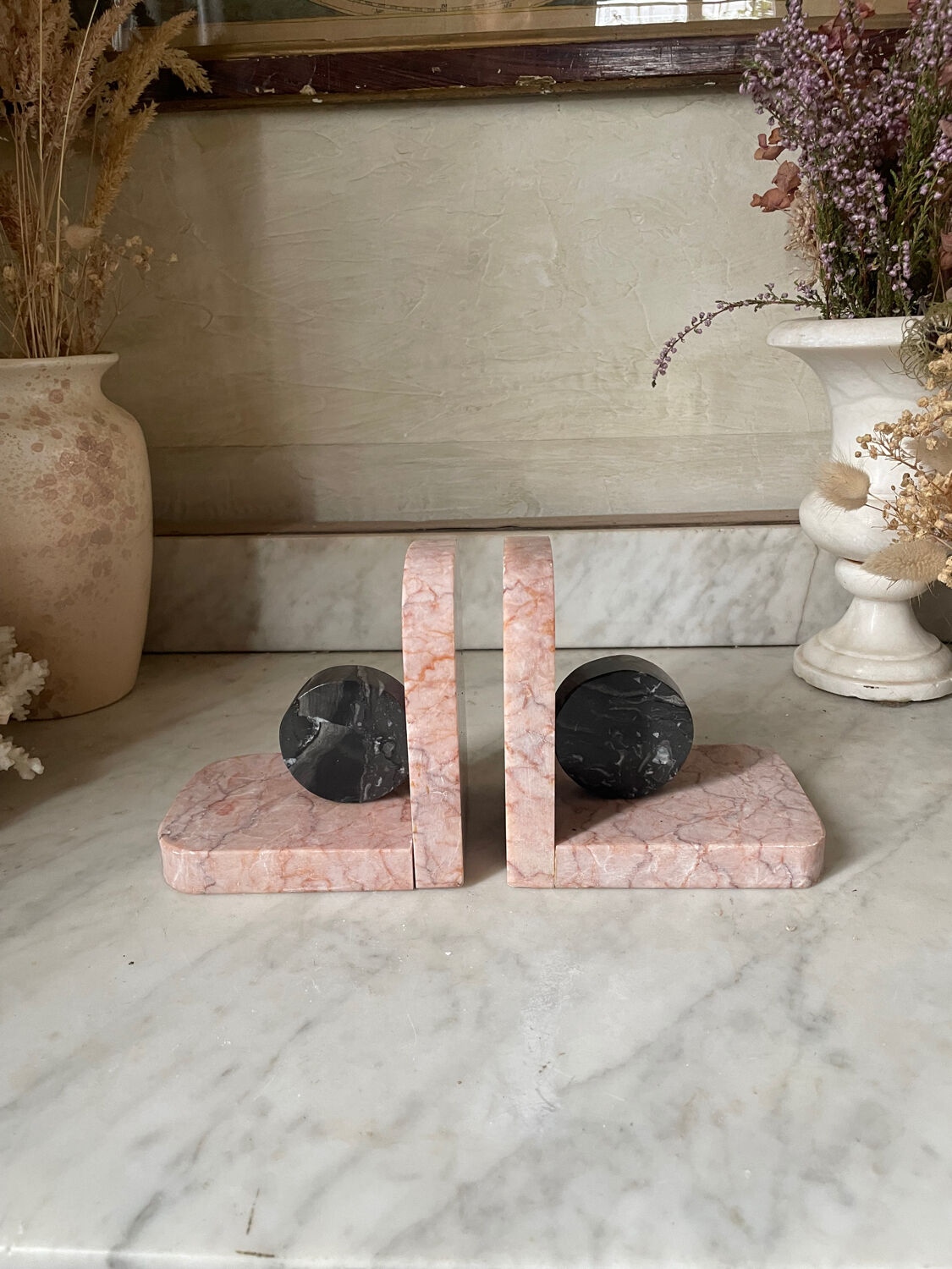 Paire de serre-livres livres en marbre rose et gris