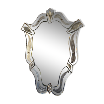 Venetian mirror with geometric shape