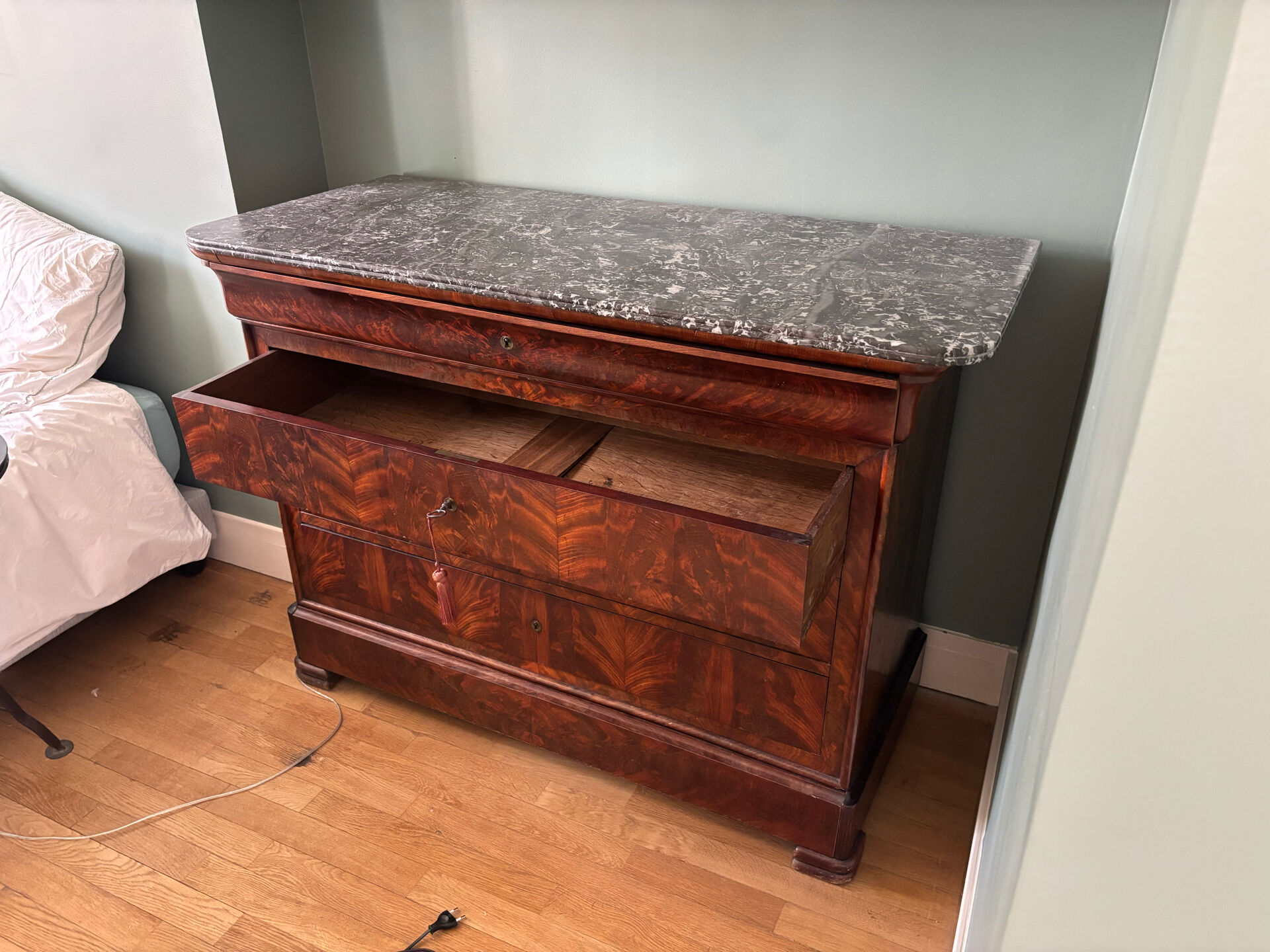 Commode en acajou Louis-Philippe du 19ème siècle avec plateau en marbre
