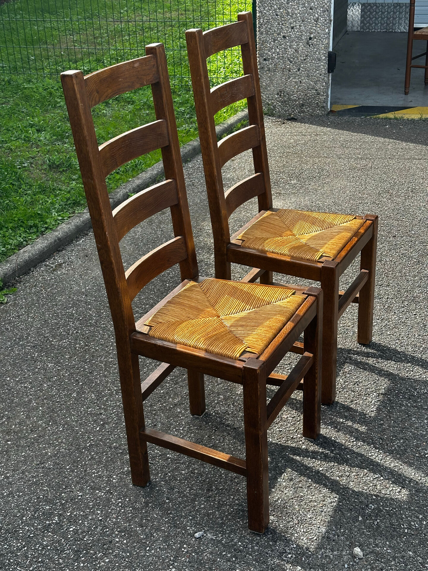Paire de chaises en chêne et paille – années 50
