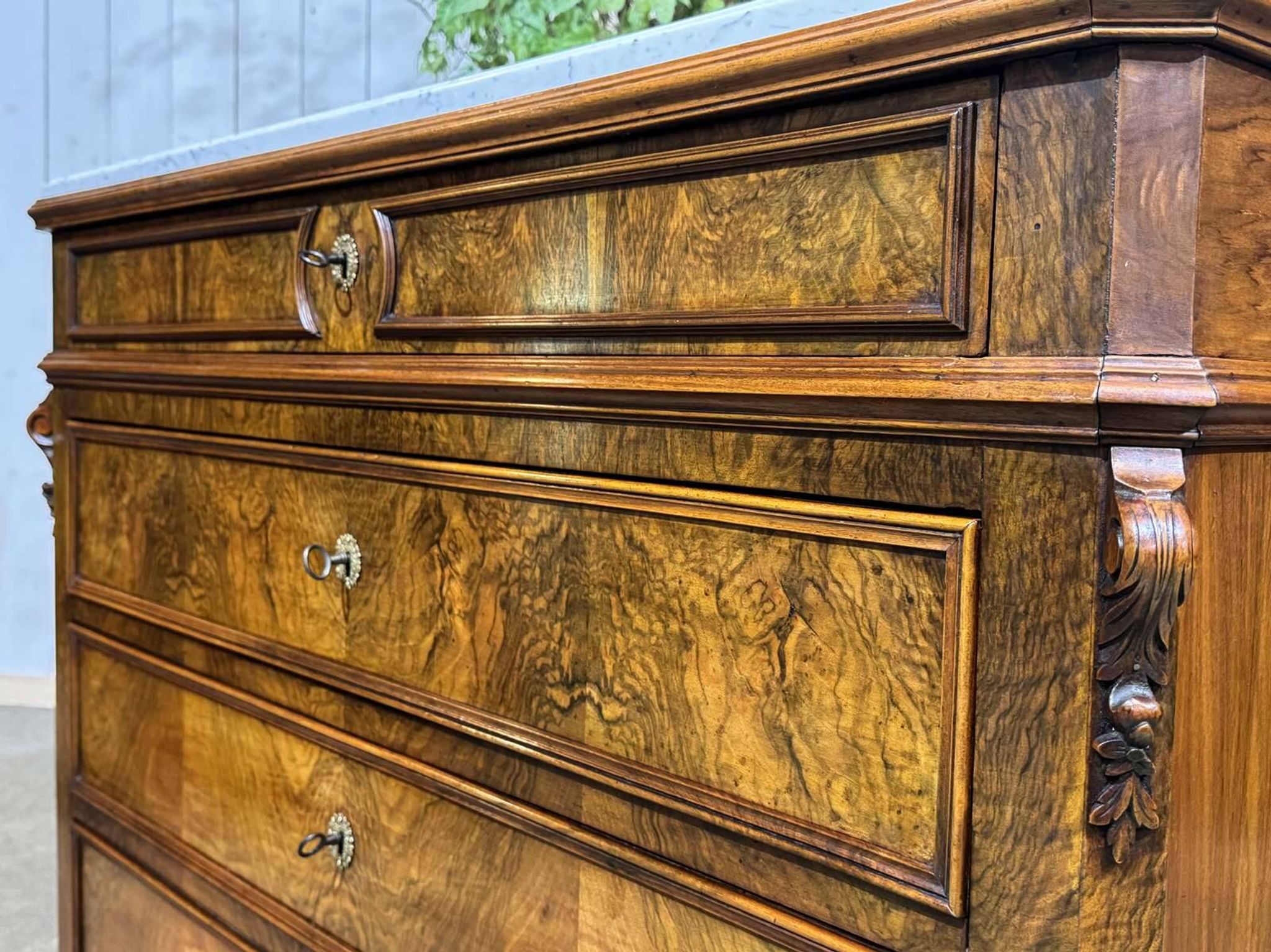 Commode Napoléon III en noyer, sapin et marbre blanc du 19ème siècle