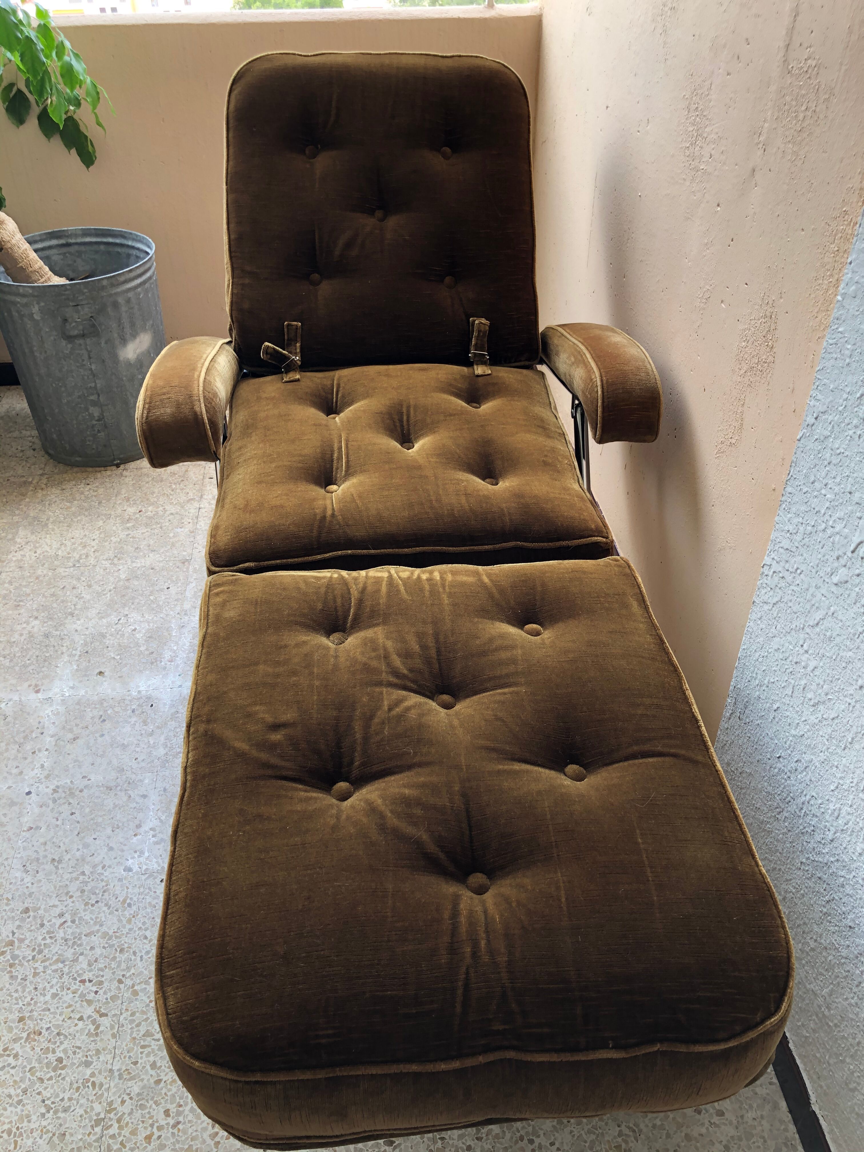 Seventies long chair in ochre velvet