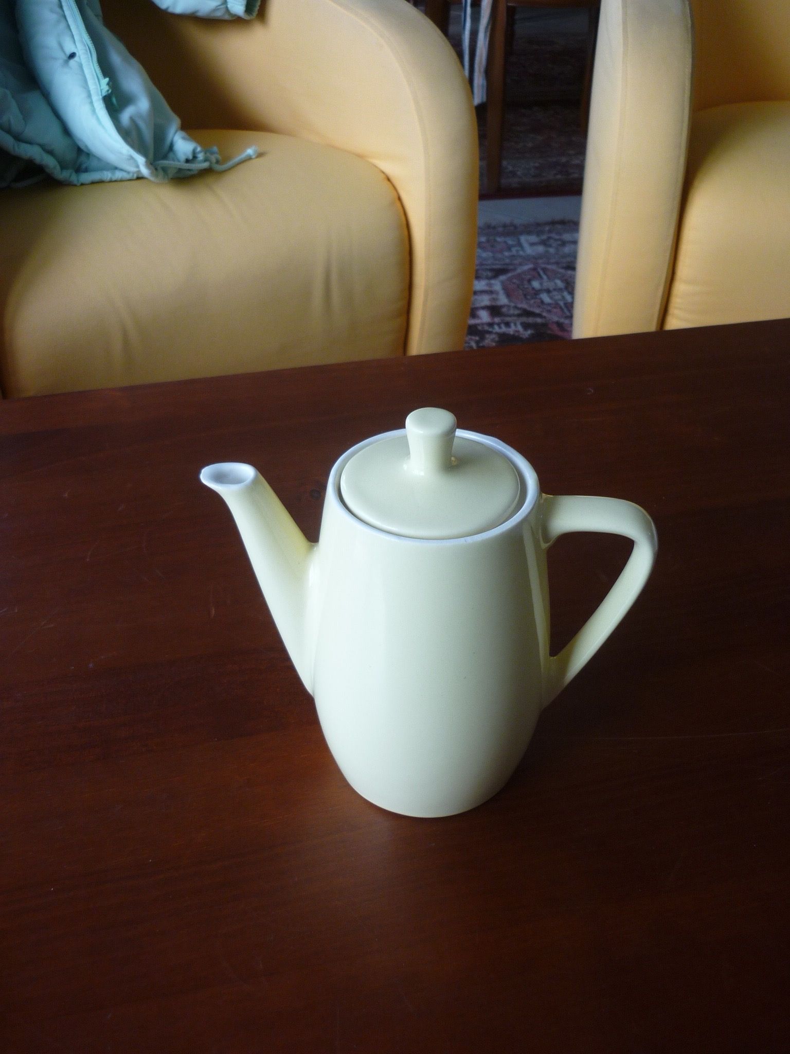 Cafetière jaune en céramique vintage