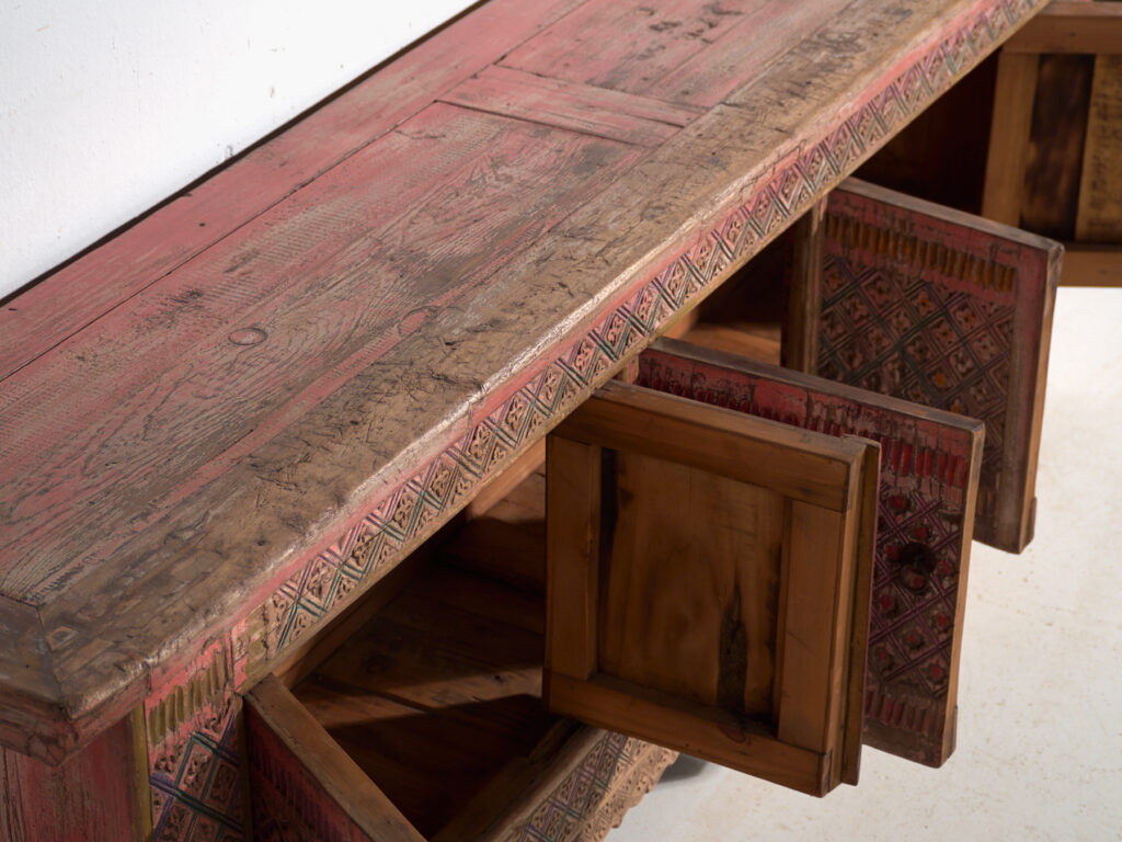 Buffet ancien bas sculpté en bois de sapin – Chine, vers 1930