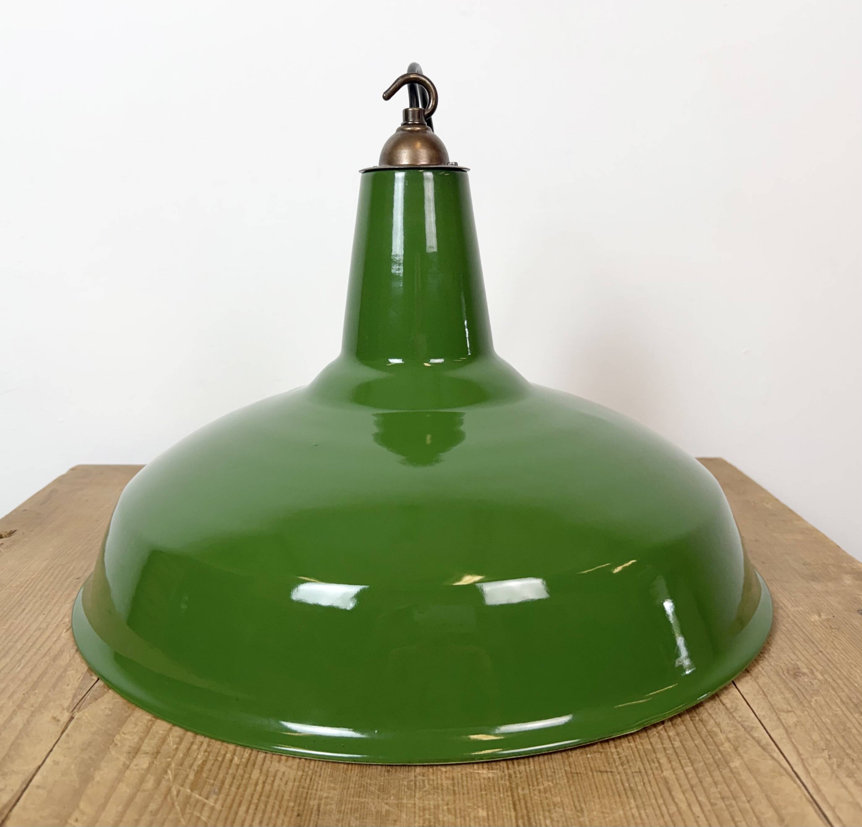 Lampe suspendue en émail vert industriel de Jackson Electrical Co., années 1960.
