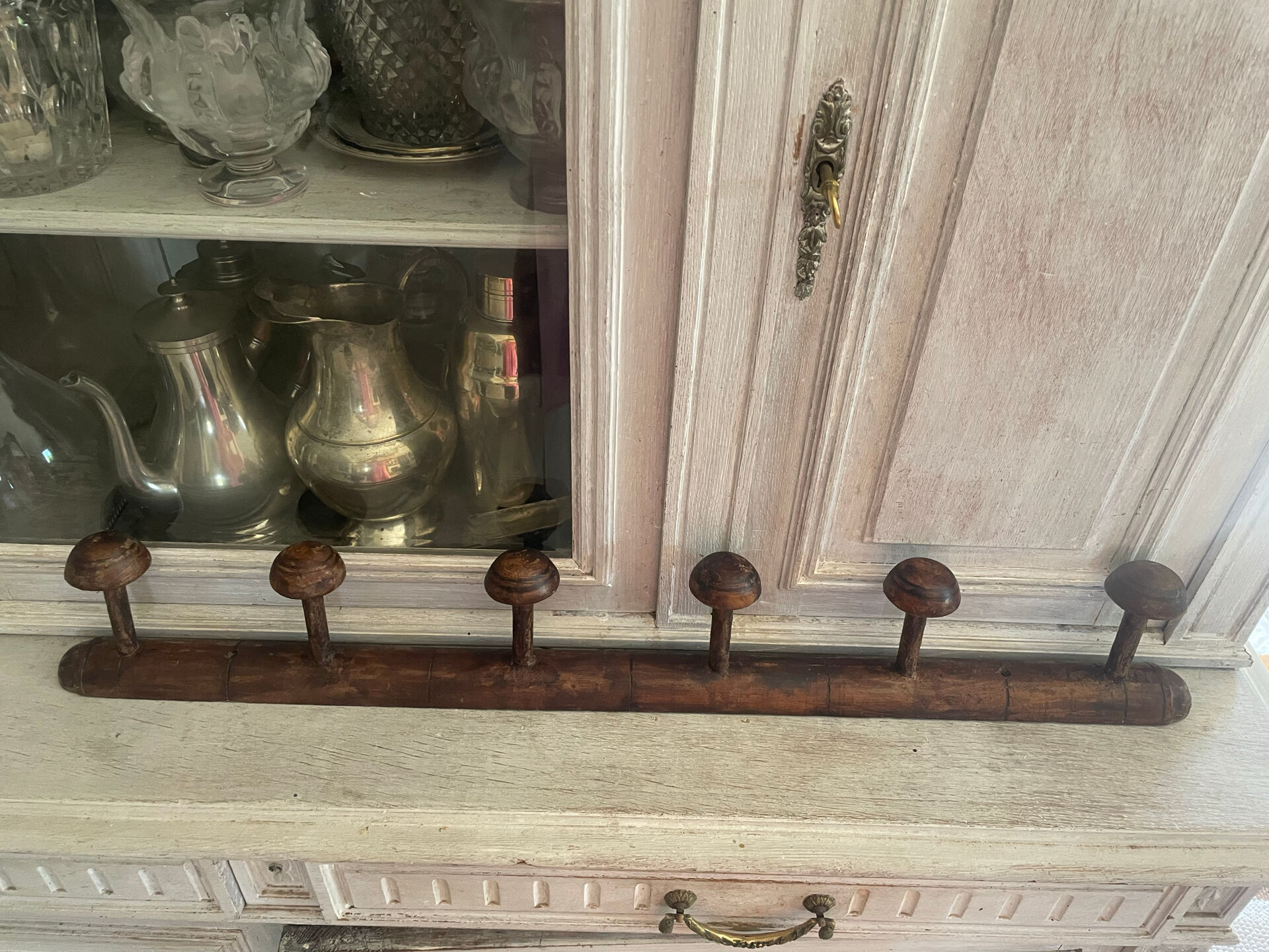 Wall-mounted wooden coat rack with 6 hooks