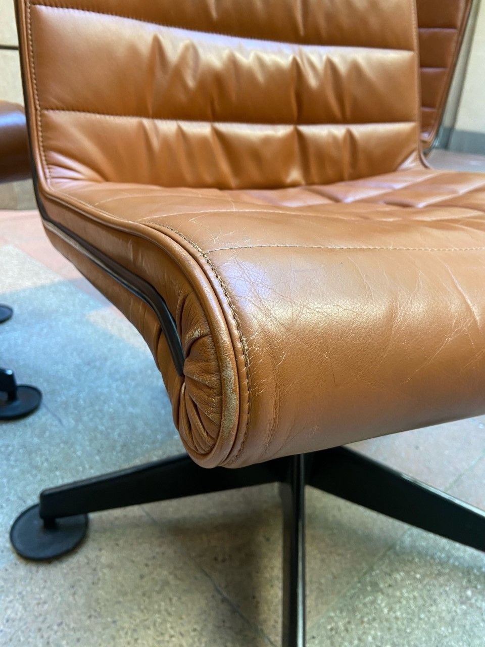 Conference armchair in fawn leather - 1980