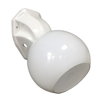 Porcelain and globe opaline wall light