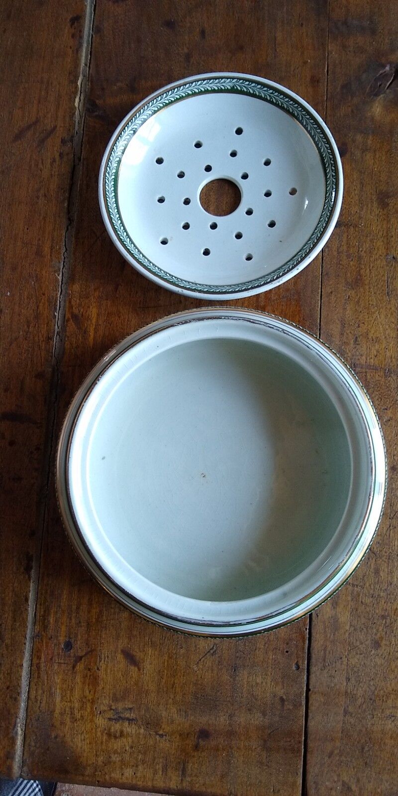 Dish for draining period strawberries Empire model Josephine manufacture Lunéville