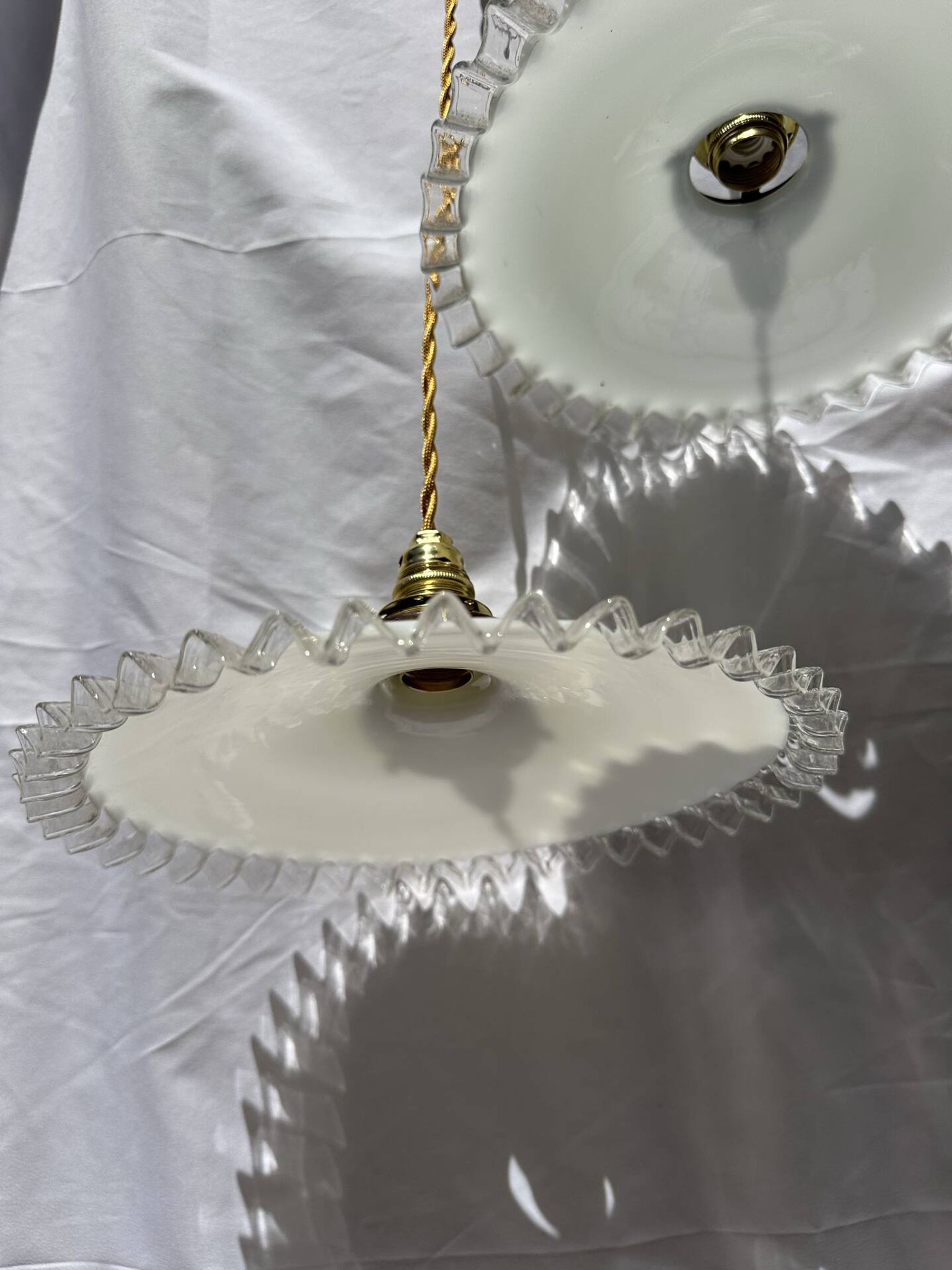 Paire de suspension opaline ondulée vintage griffe laiton