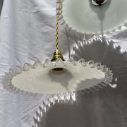 Paire de suspension opaline ondulée vintage griffe laiton