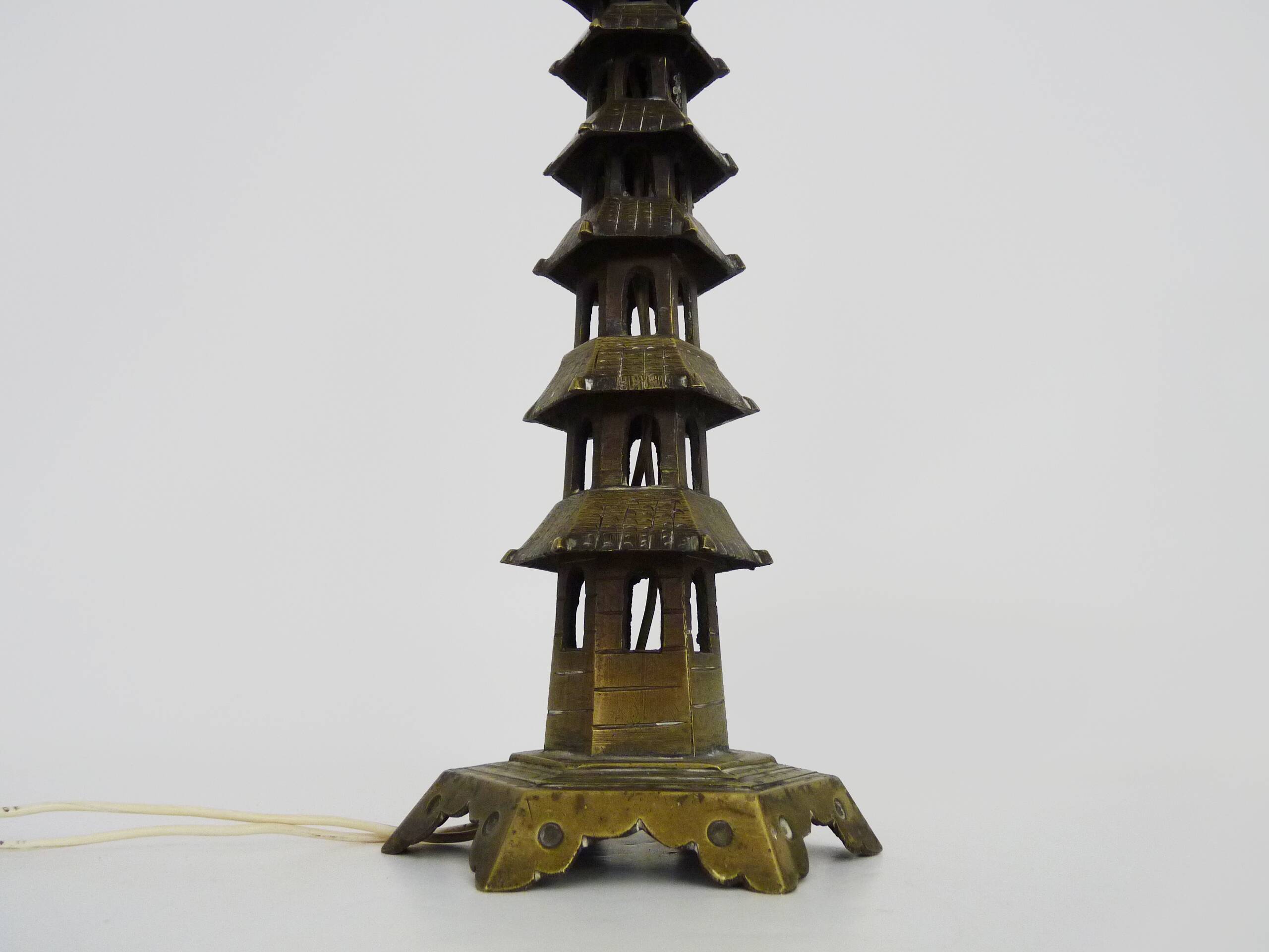 Chinese hexagonal bronze Pagoda table lamp from the 1950s