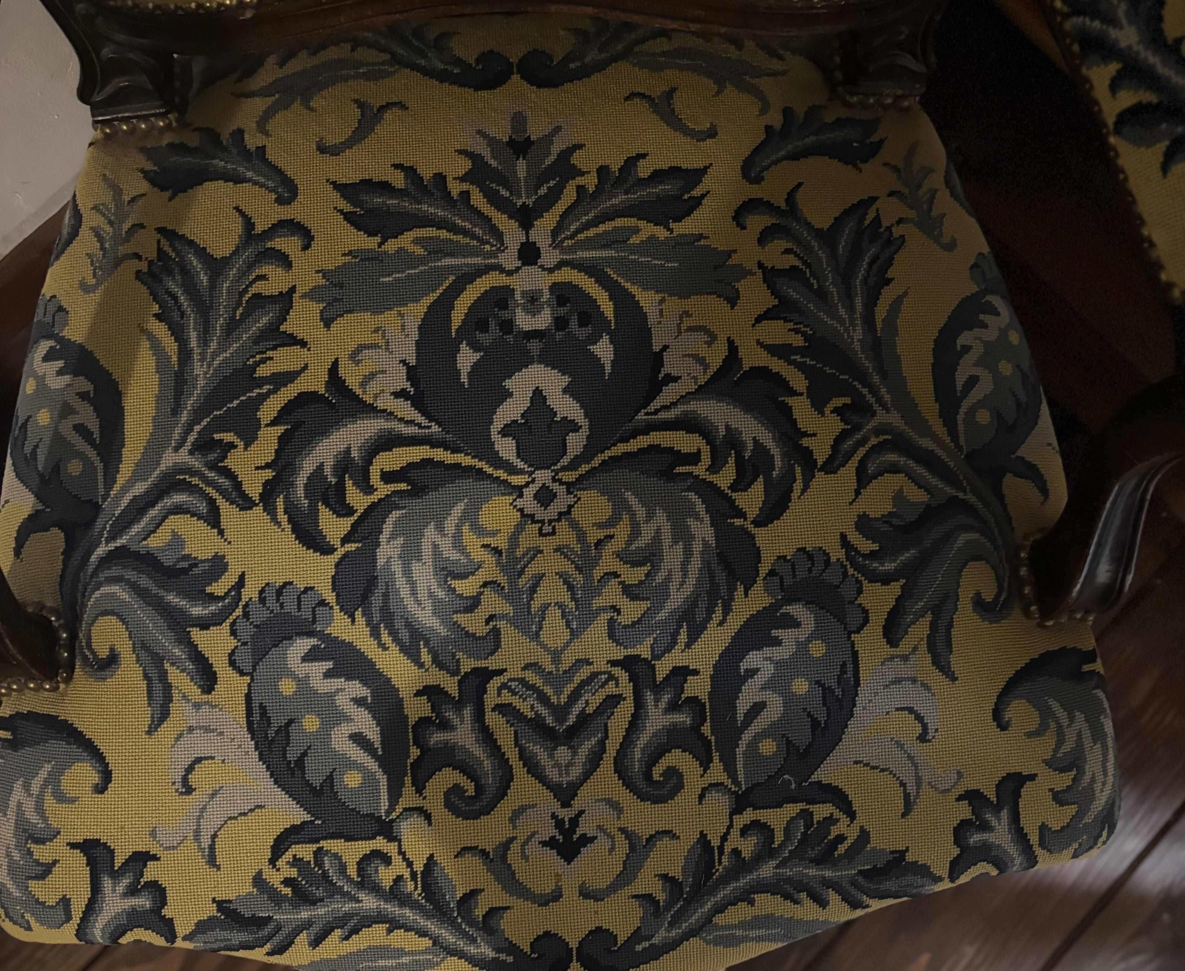 Louis XV style armchair in beech – Yellow/blue damask fabric with floral pattern.