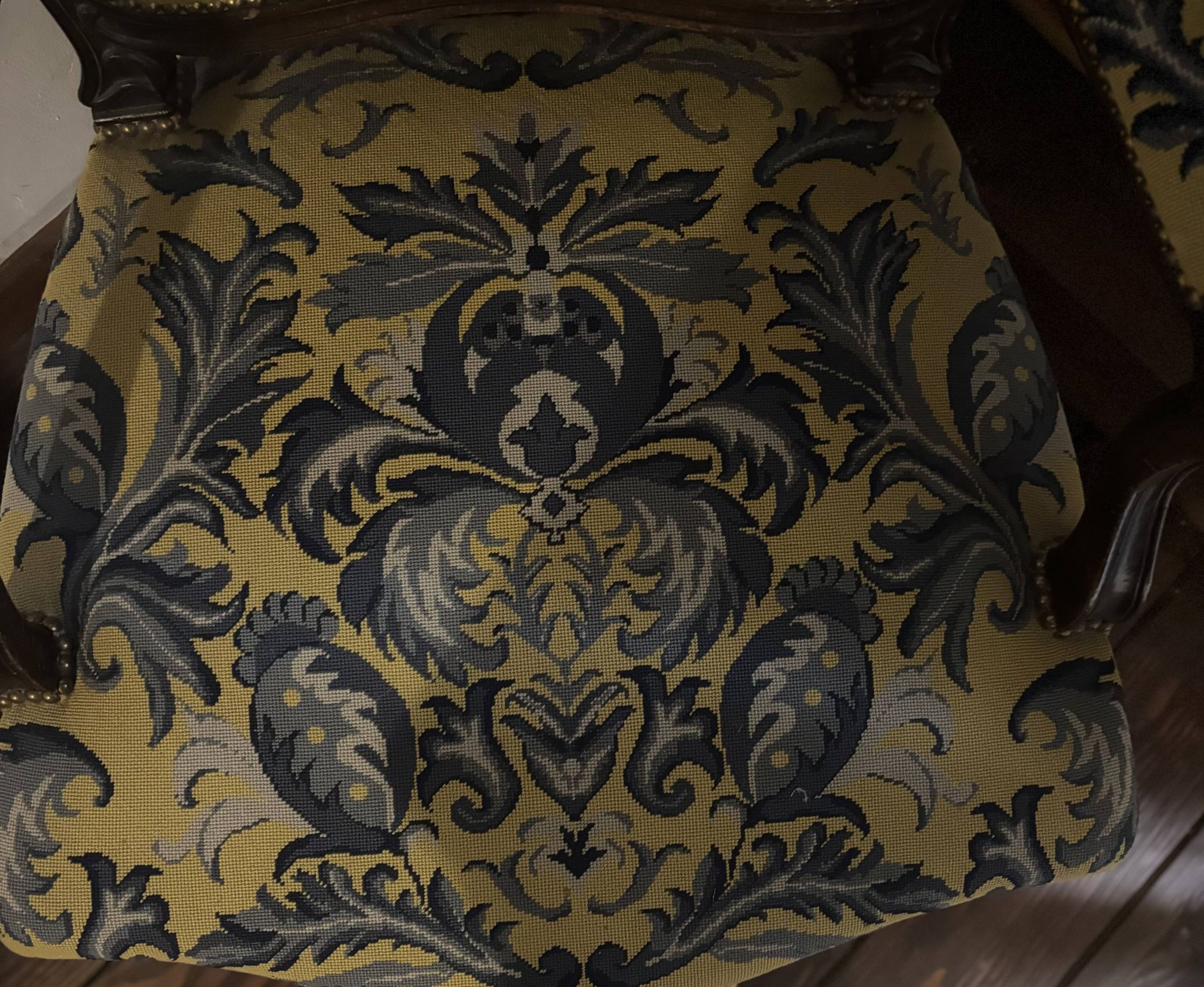 Fauteuil style Louis XV en hêtre – Tissu damassé jaune/bleu motif floraux.