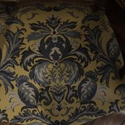 Fauteuil style Louis XV en hêtre – Tissu damassé jaune/bleu motif floraux.