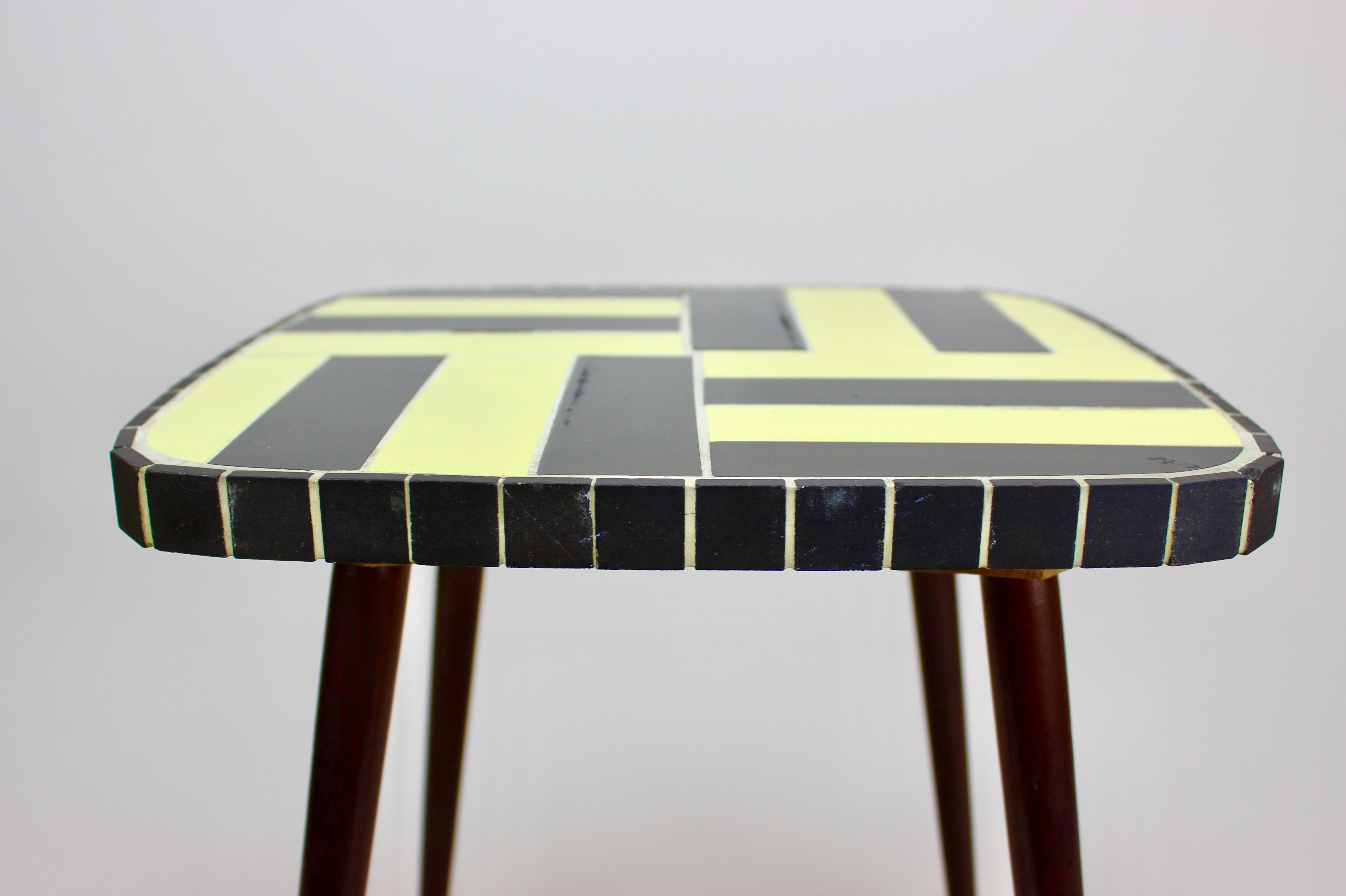 Mosaic table, 60