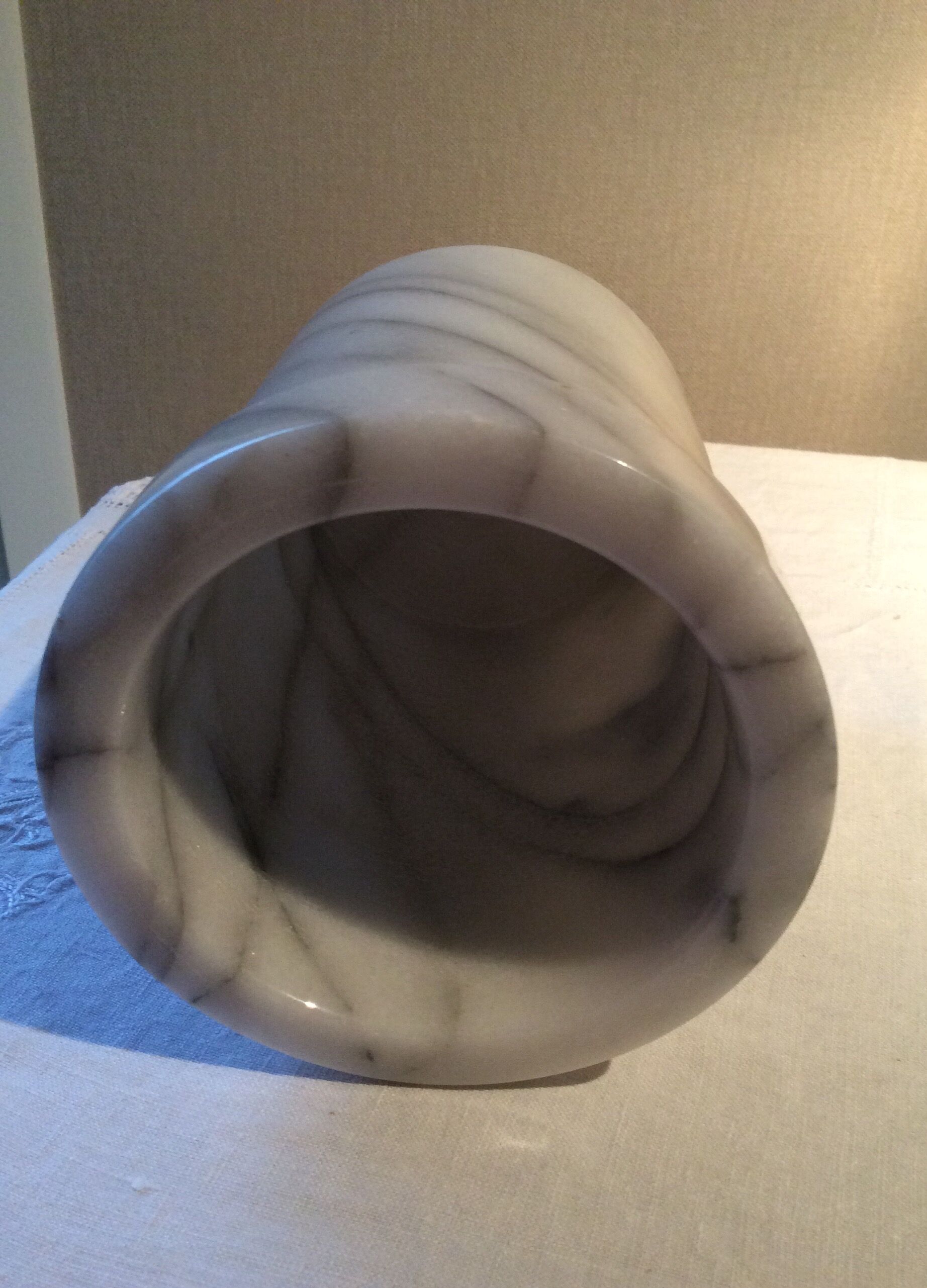 Vase ou pot en marbre blanc